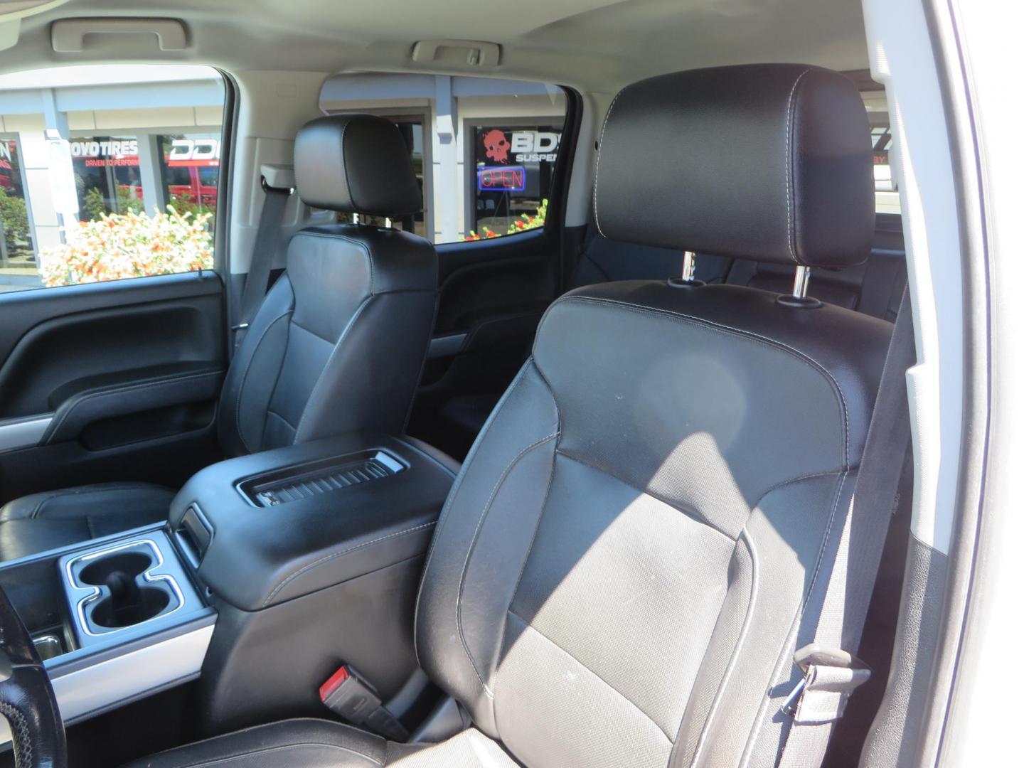 2019 White Chevrolet Silverado 3500HD LTZ Crew Cab 4WD (1GC4KXEY5KF) with an 6.6L V8 OHV 32V TURBO DIESEL engine, 6A transmission, located at 2630 Grass Valley Highway, Auburn, CA, 95603, (530) 508-5100, 38.937893, -121.095482 - Photo#25