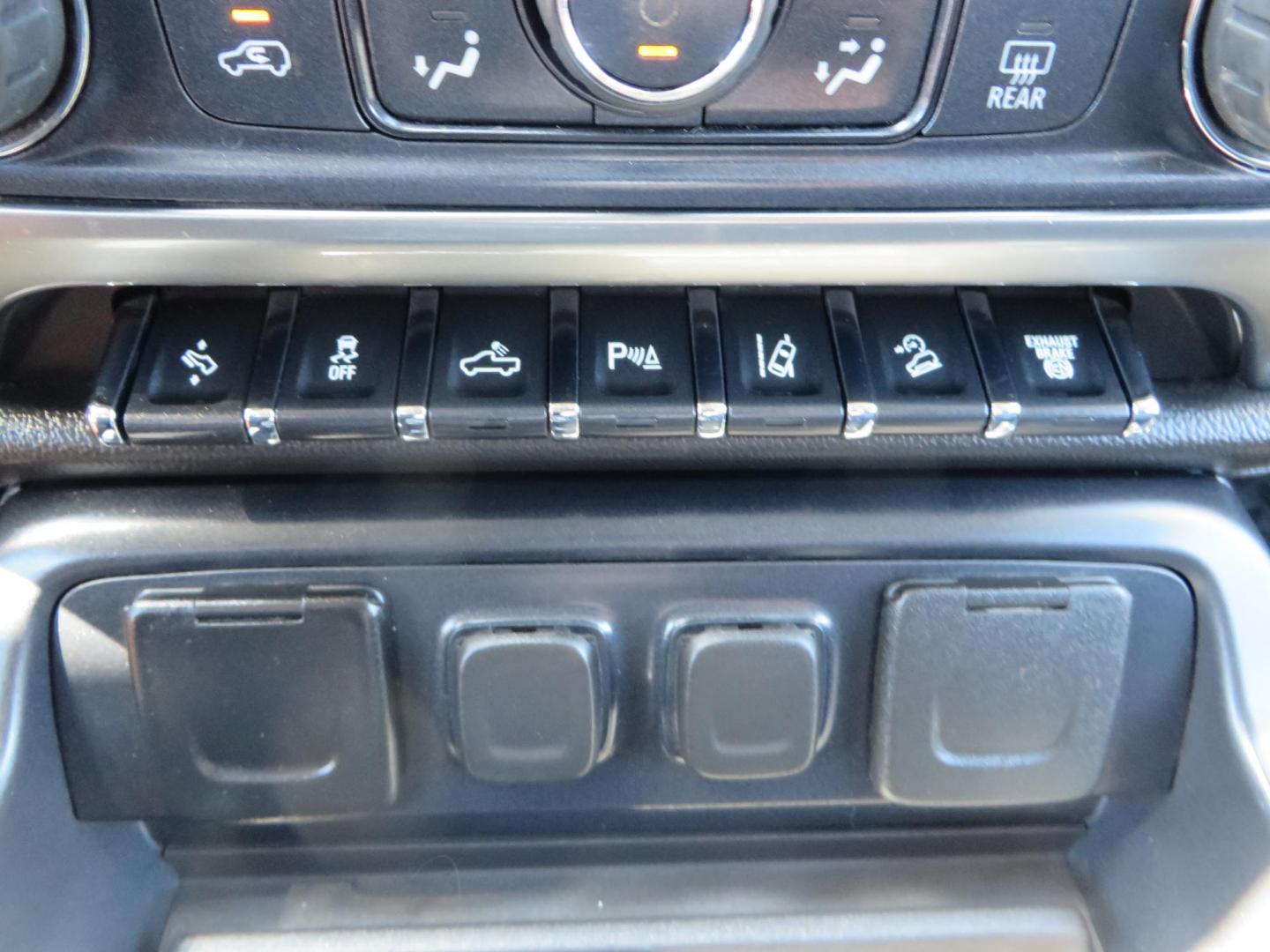 2019 White Chevrolet Silverado 3500HD LTZ Crew Cab 4WD (1GC4KXEY5KF) with an 6.6L V8 OHV 32V TURBO DIESEL engine, 6A transmission, located at 2630 Grass Valley Highway, Auburn, CA, 95603, (530) 508-5100, 38.937893, -121.095482 - Photo#33