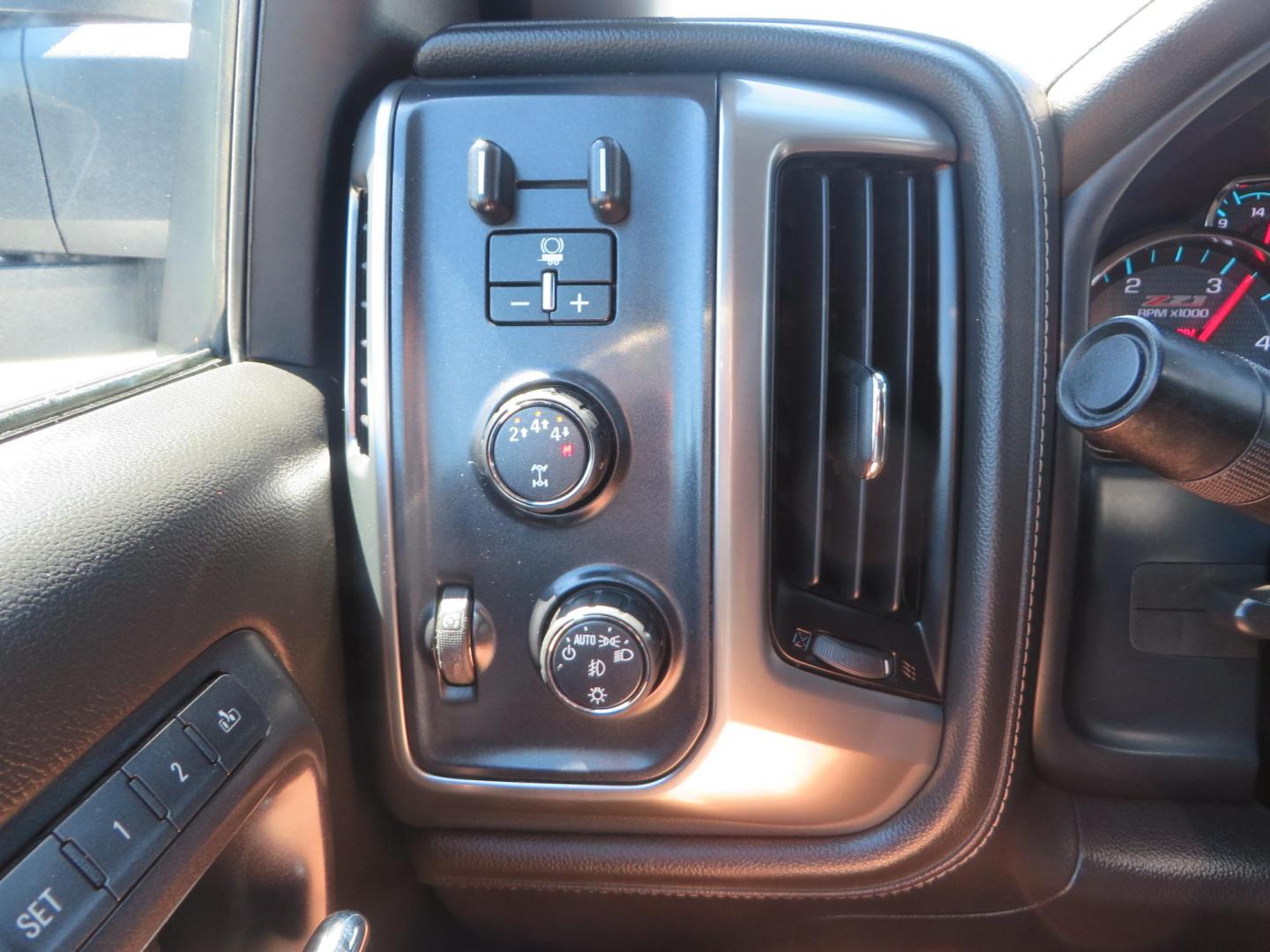 2019 White Chevrolet Silverado 3500HD LTZ Crew Cab 4WD (1GC4KXEY5KF) with an 6.6L V8 OHV 32V TURBO DIESEL engine, 6A transmission, located at 2630 Grass Valley Highway, Auburn, CA, 95603, (530) 508-5100, 38.937893, -121.095482 - Photo#40