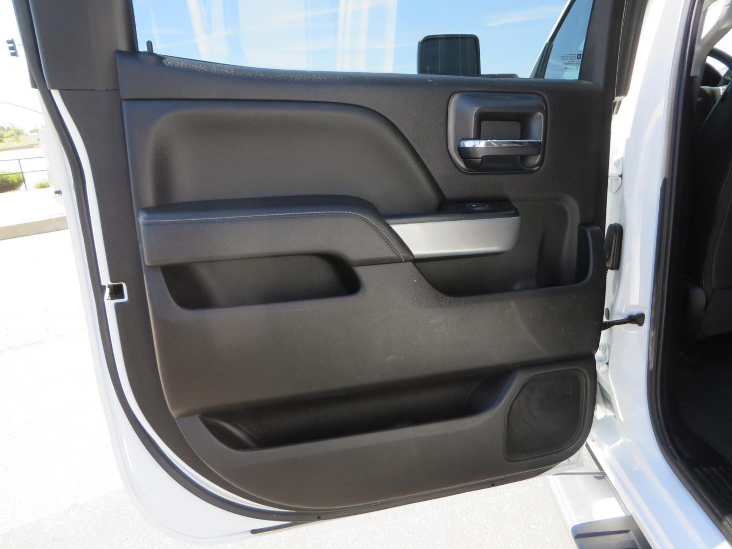 2019 White Chevrolet Silverado 3500HD LTZ Crew Cab 4WD (1GC4KXEY5KF) with an 6.6L V8 OHV 32V TURBO DIESEL engine, 6A transmission, located at 2630 Grass Valley Highway, Auburn, CA, 95603, (530) 508-5100, 38.937893, -121.095482 - Photo#42