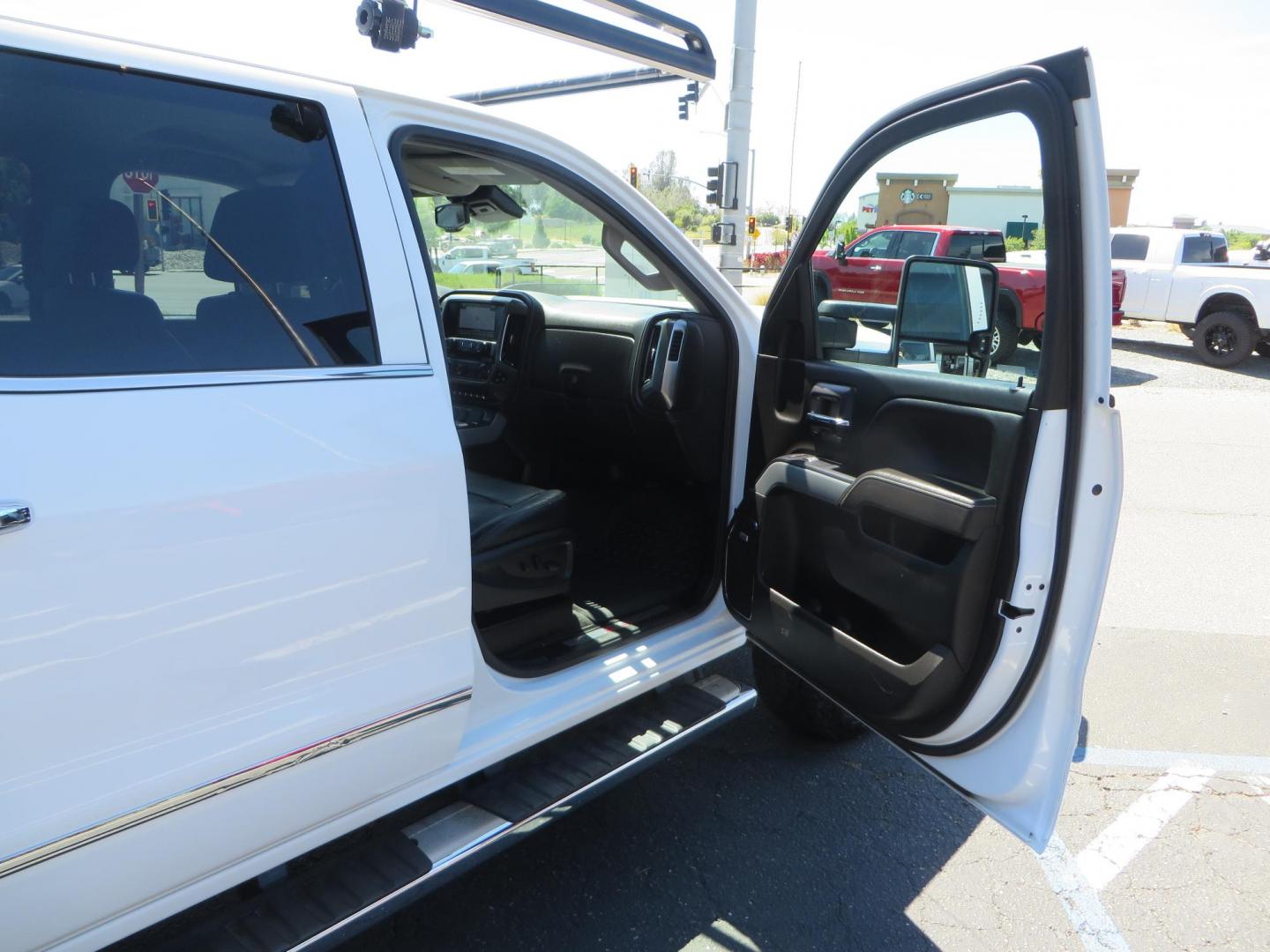 2019 White Chevrolet Silverado 3500HD LTZ Crew Cab 4WD (1GC4KXEY5KF) with an 6.6L V8 OHV 32V TURBO DIESEL engine, 6A transmission, located at 2630 Grass Valley Highway, Auburn, CA, 95603, (530) 508-5100, 38.937893, -121.095482 - Photo#47