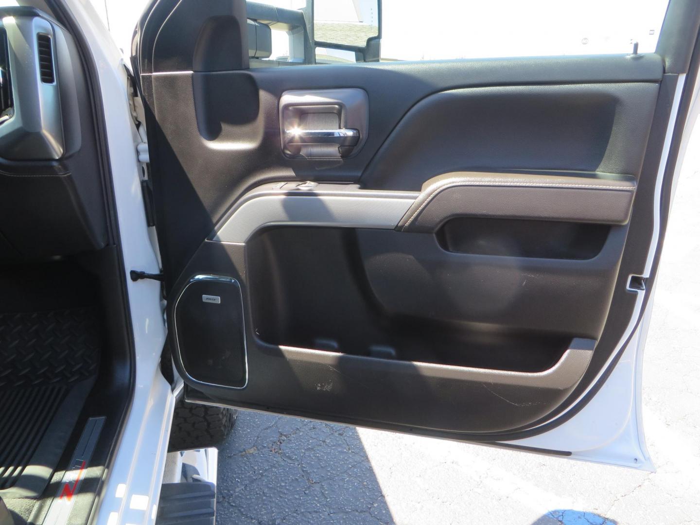 2019 White Chevrolet Silverado 3500HD LTZ Crew Cab 4WD (1GC4KXEY5KF) with an 6.6L V8 OHV 32V TURBO DIESEL engine, 6A transmission, located at 2630 Grass Valley Highway, Auburn, CA, 95603, (530) 508-5100, 38.937893, -121.095482 - Photo#48