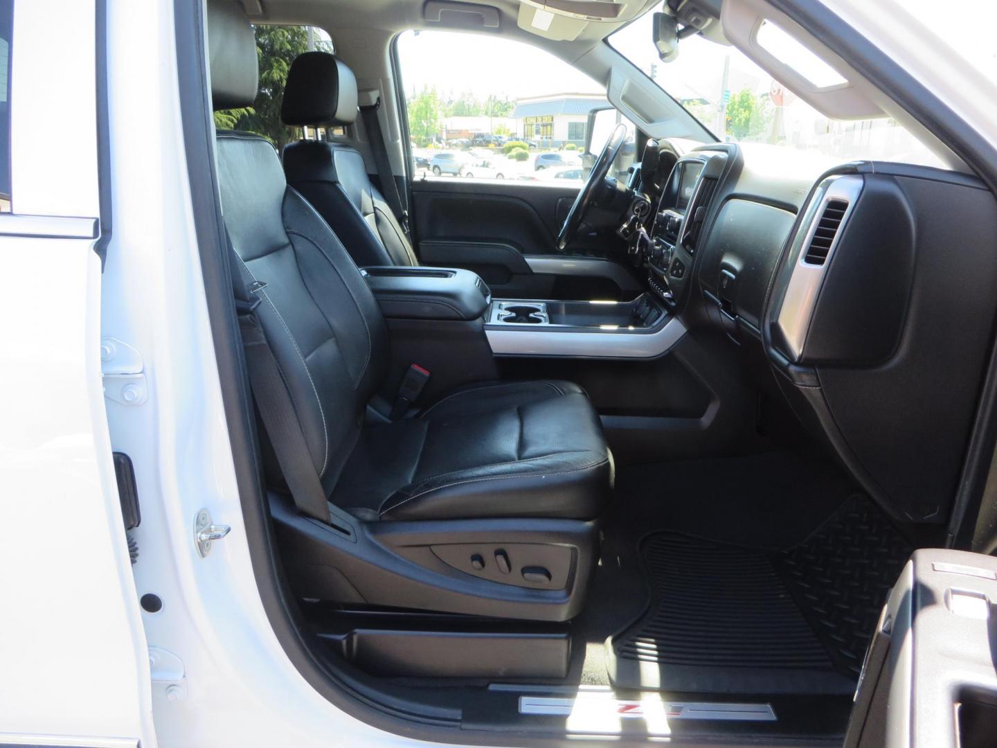 2019 White Chevrolet Silverado 3500HD LTZ Crew Cab 4WD (1GC4KXEY5KF) with an 6.6L V8 OHV 32V TURBO DIESEL engine, 6A transmission, located at 2630 Grass Valley Highway, Auburn, CA, 95603, (530) 508-5100, 38.937893, -121.095482 - Photo#51