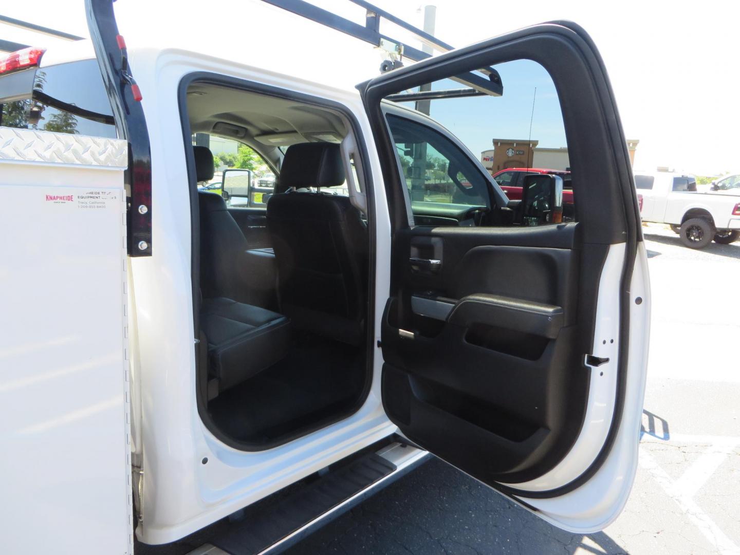 2019 White Chevrolet Silverado 3500HD LTZ Crew Cab 4WD (1GC4KXEY5KF) with an 6.6L V8 OHV 32V TURBO DIESEL engine, 6A transmission, located at 2630 Grass Valley Highway, Auburn, CA, 95603, (530) 508-5100, 38.937893, -121.095482 - Photo#55