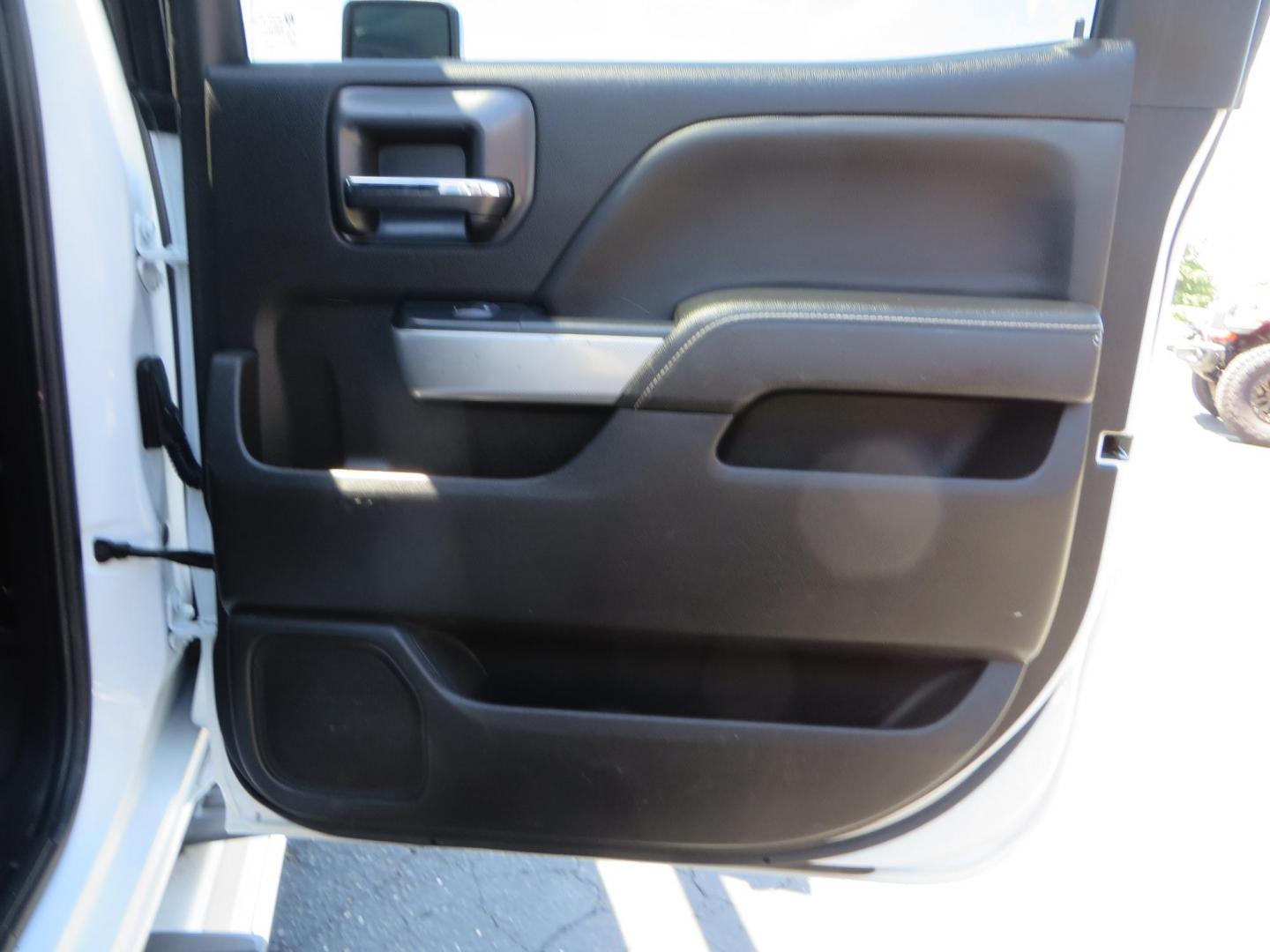 2019 White Chevrolet Silverado 3500HD LTZ Crew Cab 4WD (1GC4KXEY5KF) with an 6.6L V8 OHV 32V TURBO DIESEL engine, 6A transmission, located at 2630 Grass Valley Highway, Auburn, CA, 95603, (530) 508-5100, 38.937893, -121.095482 - Photo#56