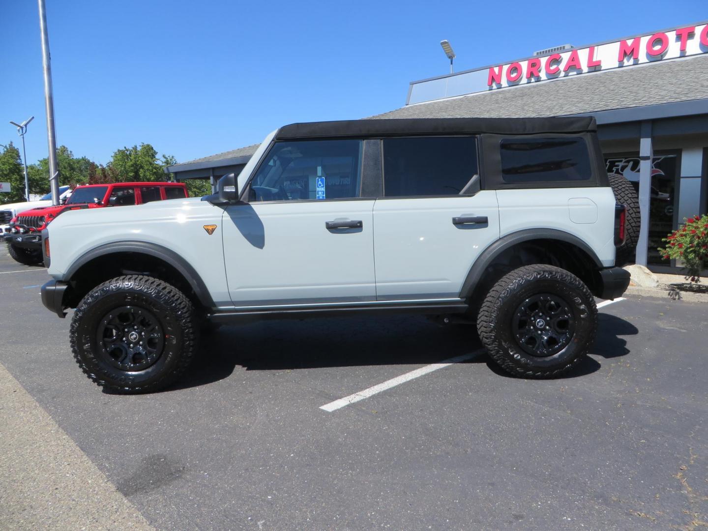 2023 Gray Ford Bronco Badlands 4-Door w/Advanced (1FMEE5DP3PL) with an 2.7L V6 DOHC 24V engine, located at 2630 Grass Valley Highway, Auburn, CA, 95603, (530) 508-5100, 38.937893, -121.095482 - Photo#7