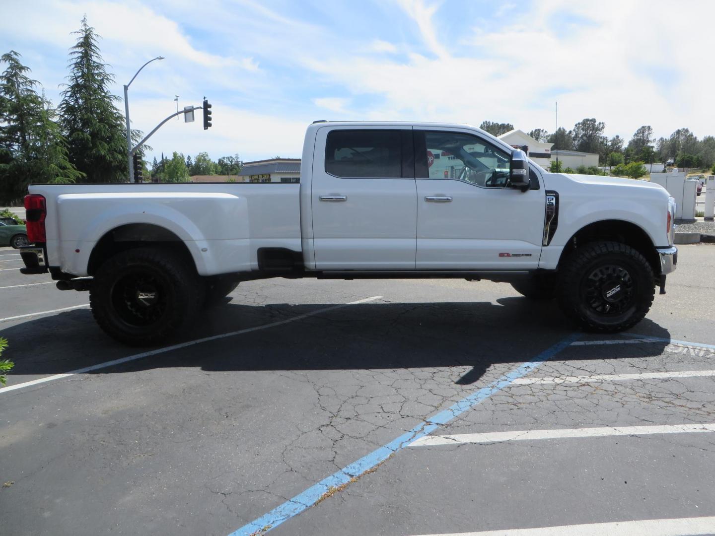 2023 White Ford F-350 SD Lariat Crew Cab Long Bed DRW 4WD (1FT8W3DM9PE) with an 6.7L V8 OHV 16V DIESEL engine, 6A transmission, located at 2630 Grass Valley Highway, Auburn, CA, 95603, (530) 508-5100, 38.937893, -121.095482 - Features a BDS 3" radius arm suspension system, Fox 2.0 shocks, 20" DDC Aftermath wheels, 37" Nitto Ridge Grappler tires, Weathertech Floorliners, DeeZee bed mat, and a Pedal Commander. - Photo#3