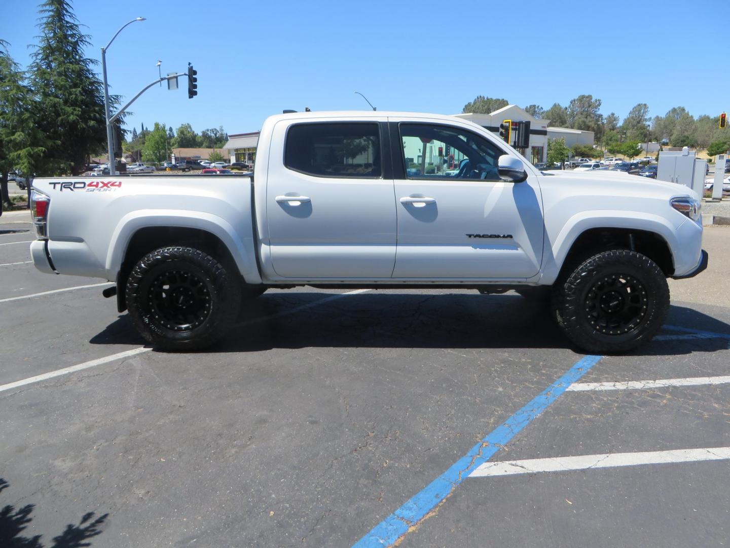 2021 Toyota Tacoma TRD Sport Double Cab Long Bed V6 6AT 4WD (3TYCZ5AN5MT) with an 3.5L V6 DOHC 24V engine, 6A transmission, located at 2630 Grass Valley Highway, Auburn, CA, 95603, (530) 508-5100, 38.937893, -121.095482 - Photo#4