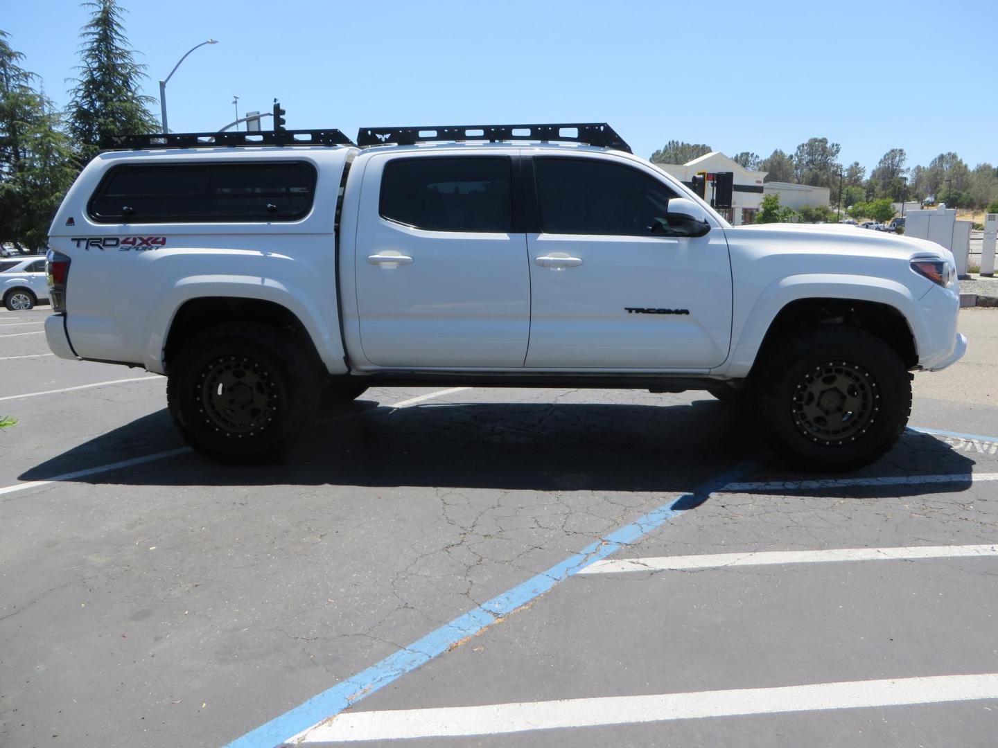 2021 White Toyota Tacoma SR5 Double Cab V6 6AT 4WD (3TMCZ5AN1MM) with an 3.5L V6 DOHC 24V engine, 6A transmission, located at 2630 Grass Valley Highway, Auburn, CA, 95603, (530) 508-5100, 38.937893, -121.095482 - Icon Vehicle Dynamics remote reservoir coilovers & shocks, Icon Upper control arms, 1552 wheels, Toyo AT3 tires, Rock Sliders, Victory 4x4 roof and camper shell rack, Leer Camper shell, Banks Idash. - Photo#5