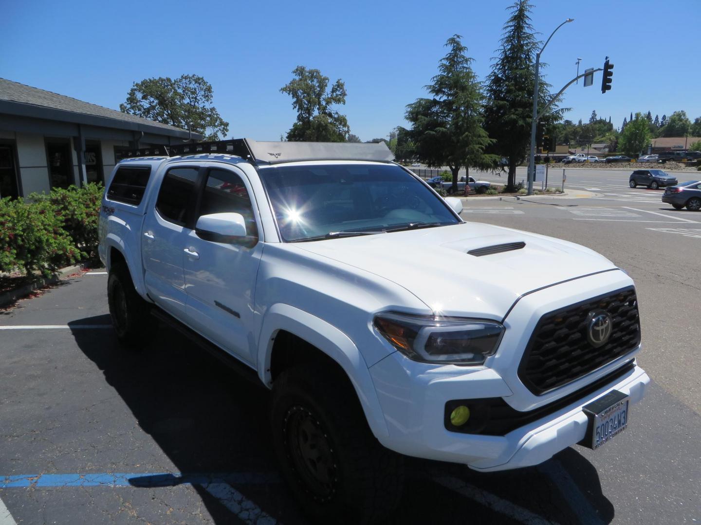 2021 White Toyota Tacoma SR5 Double Cab V6 6AT 4WD (3TMCZ5AN1MM) with an 3.5L V6 DOHC 24V engine, 6A transmission, located at 2630 Grass Valley Highway, Auburn, CA, 95603, (530) 508-5100, 38.937893, -121.095482 - Icon Vehicle Dynamics remote reservoir coilovers & shocks, Icon Upper control arms, 1552 wheels, Toyo AT3 tires, Rock Sliders, Victory 4x4 roof and camper shell rack, Leer Camper shell, Banks Idash. - Photo#4