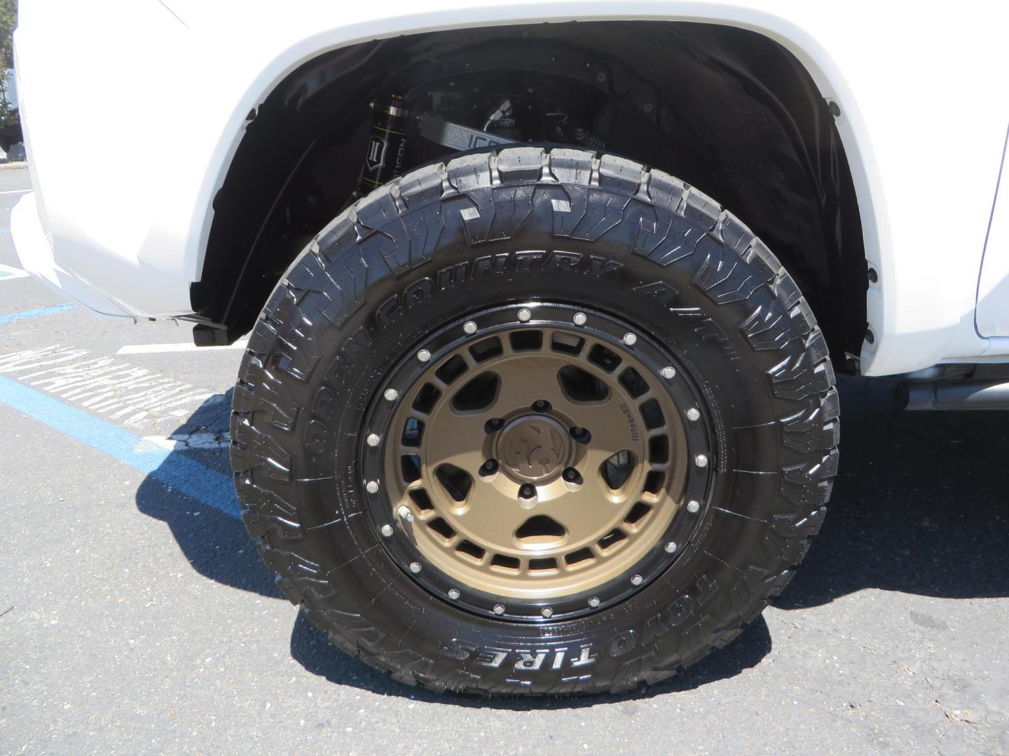 2021 White Toyota Tacoma SR5 Double Cab V6 6AT 4WD (3TMCZ5AN1MM) with an 3.5L V6 DOHC 24V engine, 6A transmission, located at 2630 Grass Valley Highway, Auburn, CA, 95603, (530) 508-5100, 38.937893, -121.095482 - Icon Vehicle Dynamics remote reservoir coilovers & shocks, Icon Upper control arms, 1552 wheels, Toyo AT3 tires, Rock Sliders, Victory 4x4 roof and camper shell rack, Leer Camper shell, Banks Idash. - Photo#16