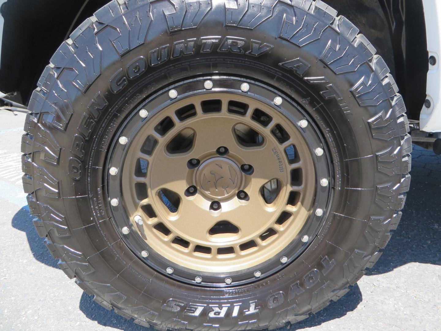 2021 White Toyota Tacoma SR5 Double Cab V6 6AT 4WD (3TMCZ5AN1MM) with an 3.5L V6 DOHC 24V engine, 6A transmission, located at 2630 Grass Valley Highway, Auburn, CA, 95603, (530) 508-5100, 38.937893, -121.095482 - Icon Vehicle Dynamics remote reservoir coilovers & shocks, Icon Upper control arms, 1552 wheels, Toyo AT3 tires, Rock Sliders, Victory 4x4 roof and camper shell rack, Leer Camper shell, Banks Idash. - Photo#17