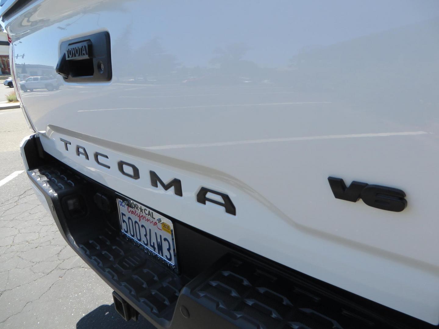 2021 White Toyota Tacoma SR5 Double Cab V6 6AT 4WD (3TMCZ5AN1MM) with an 3.5L V6 DOHC 24V engine, 6A transmission, located at 2630 Grass Valley Highway, Auburn, CA, 95603, (530) 508-5100, 38.937893, -121.095482 - Icon Vehicle Dynamics remote reservoir coilovers & shocks, Icon Upper control arms, 1552 wheels, Toyo AT3 tires, Rock Sliders, Victory 4x4 roof and camper shell rack, Leer Camper shell, Banks Idash. - Photo#33