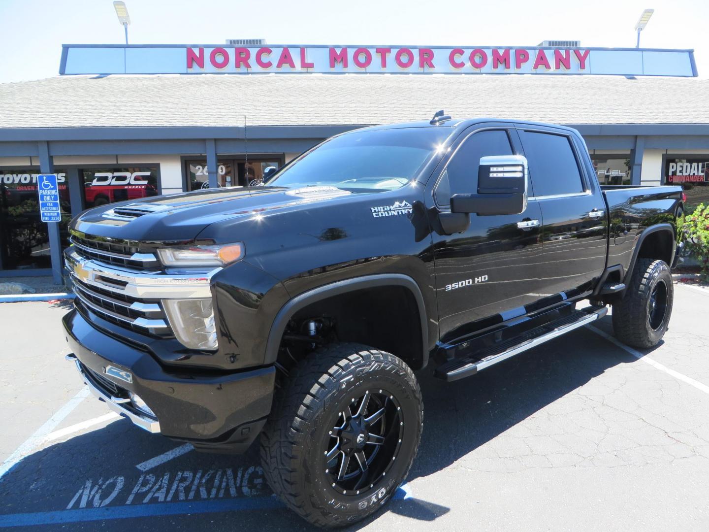 2022 BLACK Chevrolet Silverado 3500HD High Country Crew Cab 4WD (2GC4YVEY4N1) with an 6.6L V8 OHV 32V TURBO DIESEL engine, 6A transmission, located at 2630 Grass Valley Highway, Auburn, CA, 95603, (530) 508-5100, 38.937893, -121.095482 - Photo#1