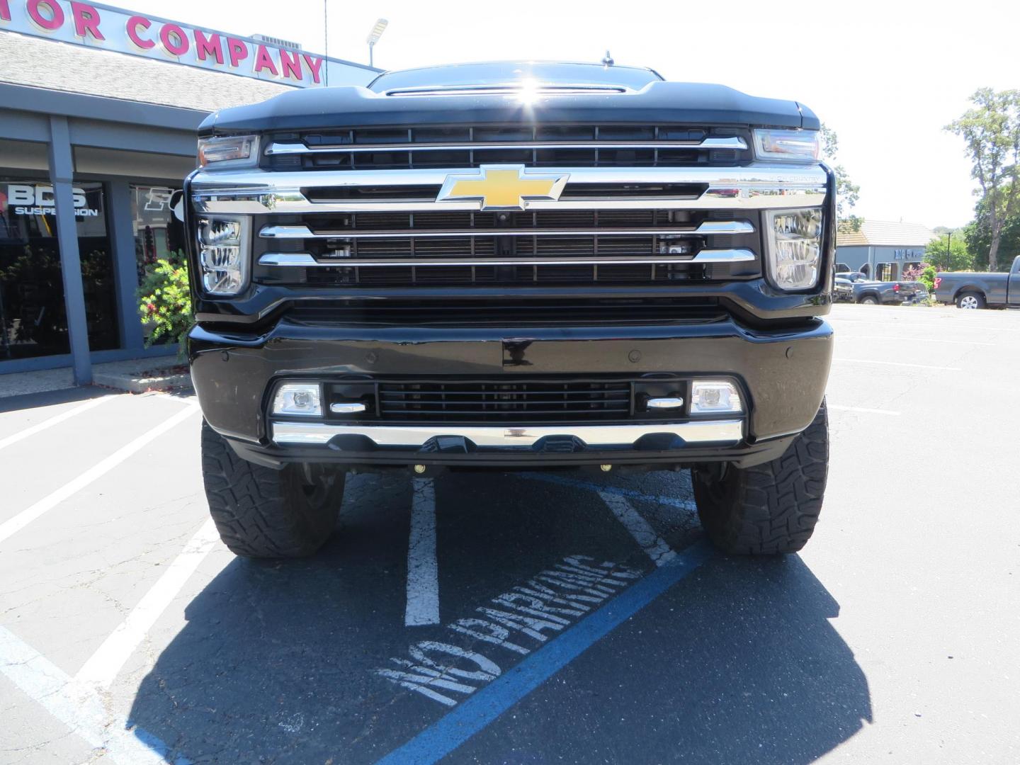2022 BLACK Chevrolet Silverado 3500HD High Country Crew Cab 4WD (2GC4YVEY4N1) with an 6.6L V8 OHV 32V TURBO DIESEL engine, 6A transmission, located at 2630 Grass Valley Highway, Auburn, CA, 95603, (530) 508-5100, 38.937893, -121.095482 - Photo#2