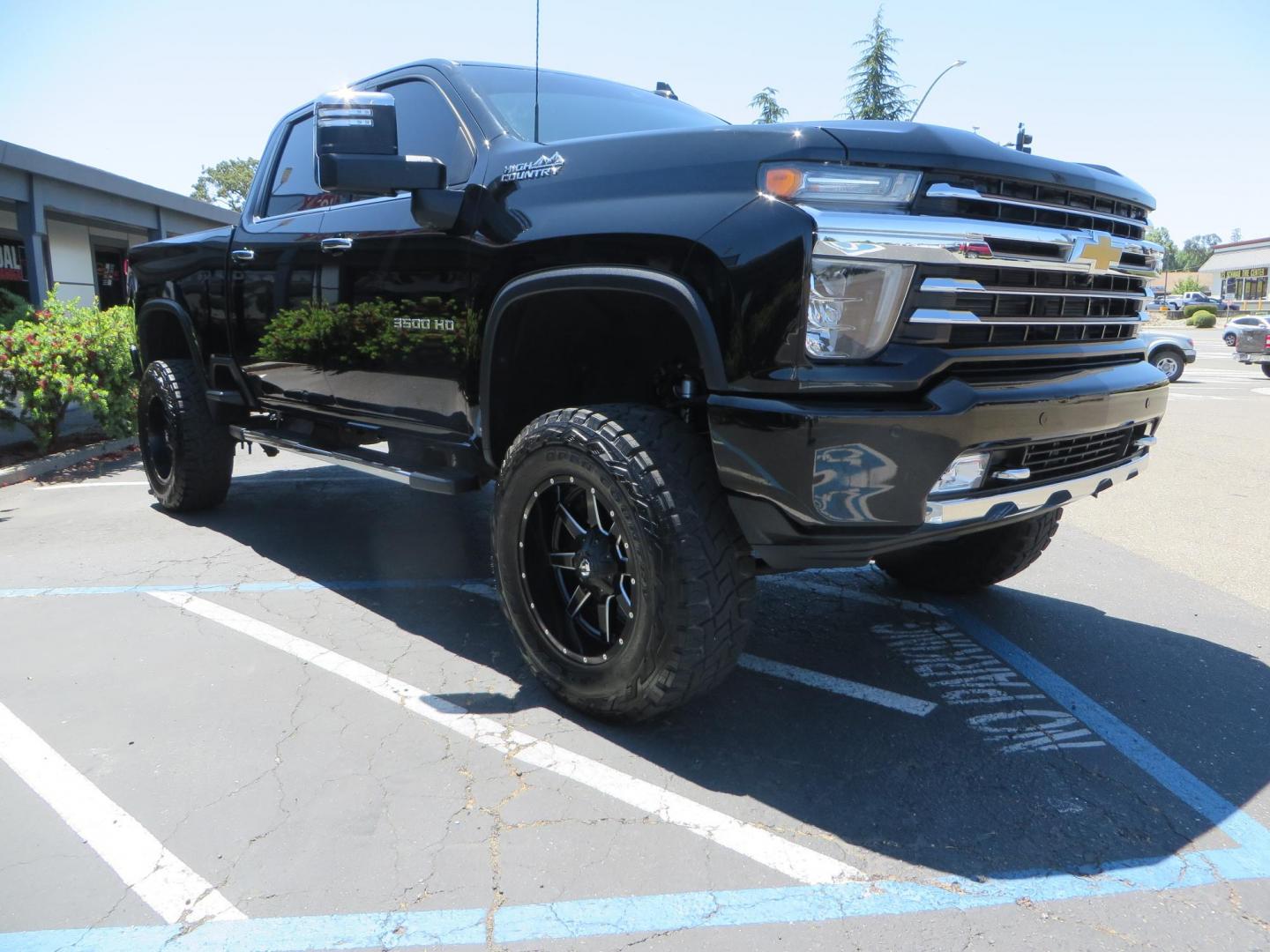 2022 BLACK Chevrolet Silverado 3500HD High Country Crew Cab 4WD (2GC4YVEY4N1) with an 6.6L V8 OHV 32V TURBO DIESEL engine, 6A transmission, located at 2630 Grass Valley Highway, Auburn, CA, 95603, (530) 508-5100, 38.937893, -121.095482 - Photo#4