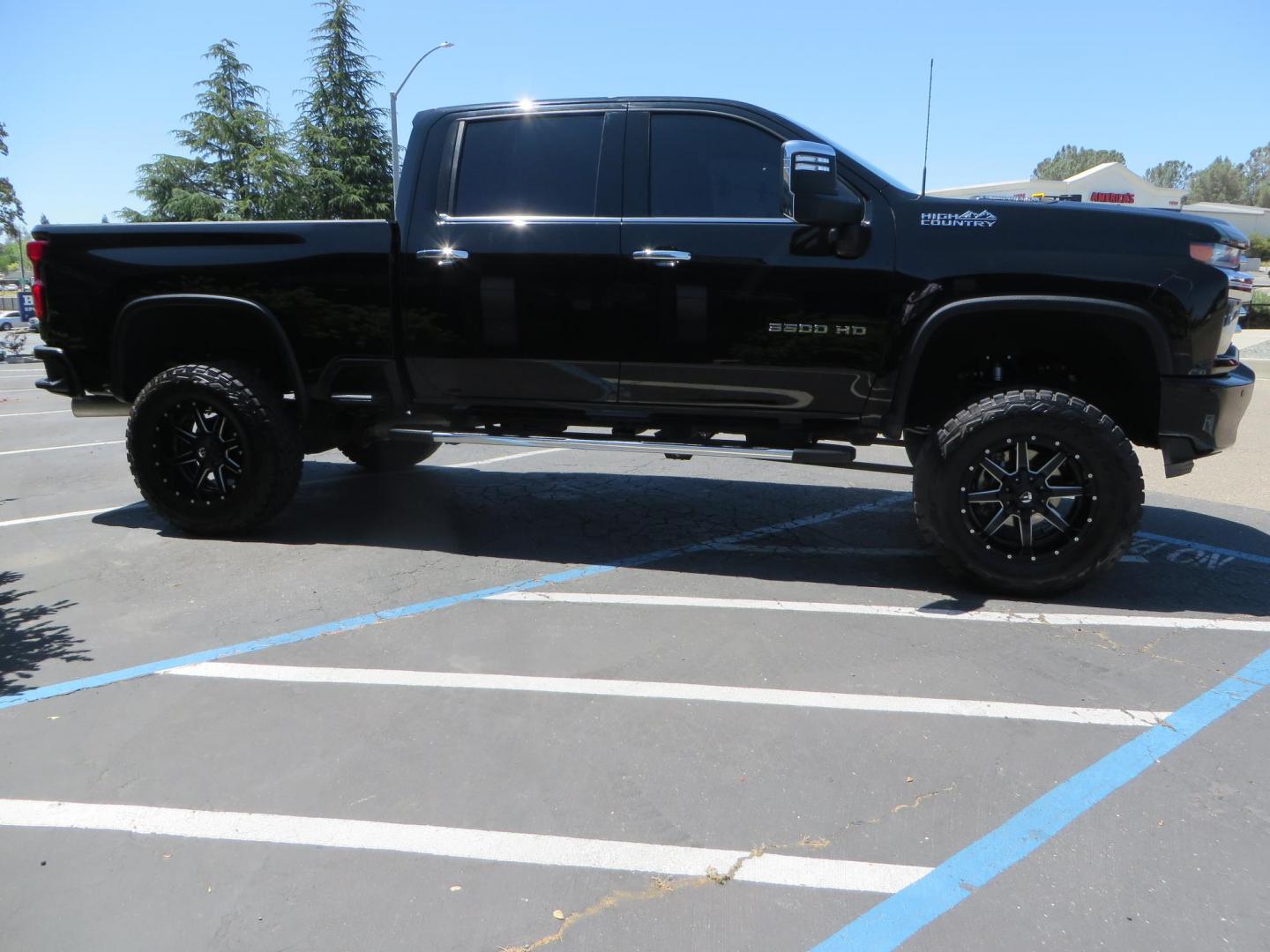 2022 BLACK Chevrolet Silverado 3500HD High Country Crew Cab 4WD (2GC4YVEY4N1) with an 6.6L V8 OHV 32V TURBO DIESEL engine, 6A transmission, located at 2630 Grass Valley Highway, Auburn, CA, 95603, (530) 508-5100, 38.937893, -121.095482 - Photo#6