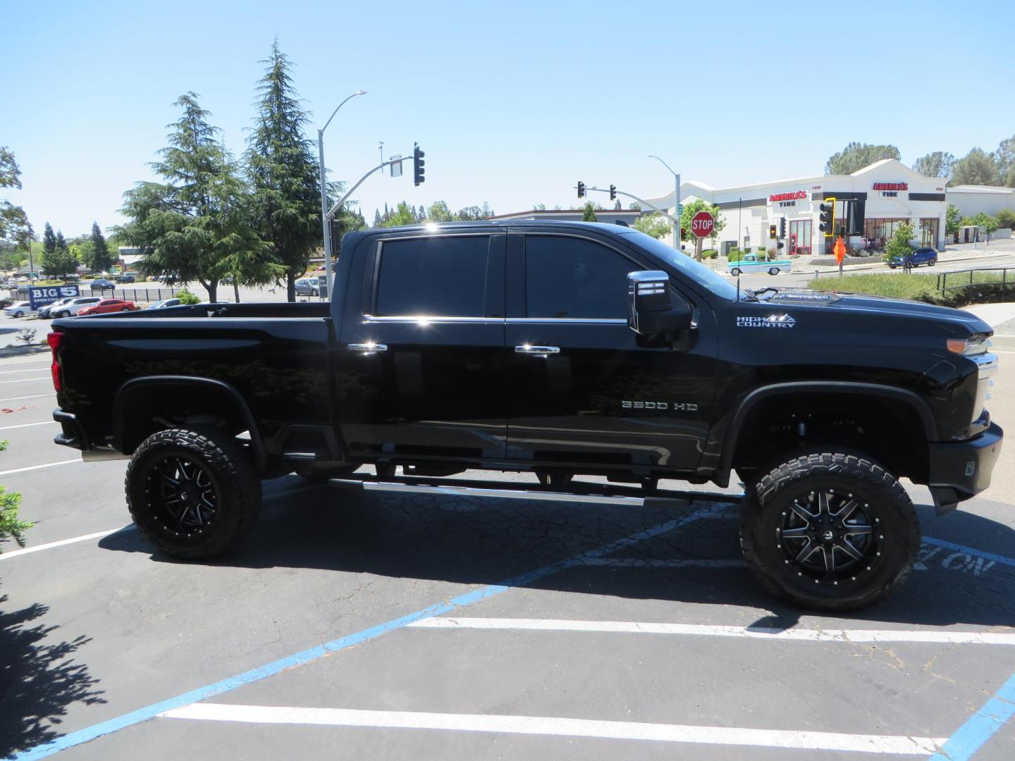 2022 BLACK Chevrolet Silverado 3500HD High Country Crew Cab 4WD (2GC4YVEY4N1) with an 6.6L V8 OHV 32V TURBO DIESEL engine, 6A transmission, located at 2630 Grass Valley Highway, Auburn, CA, 95603, (530) 508-5100, 38.937893, -121.095482 - Photo#7