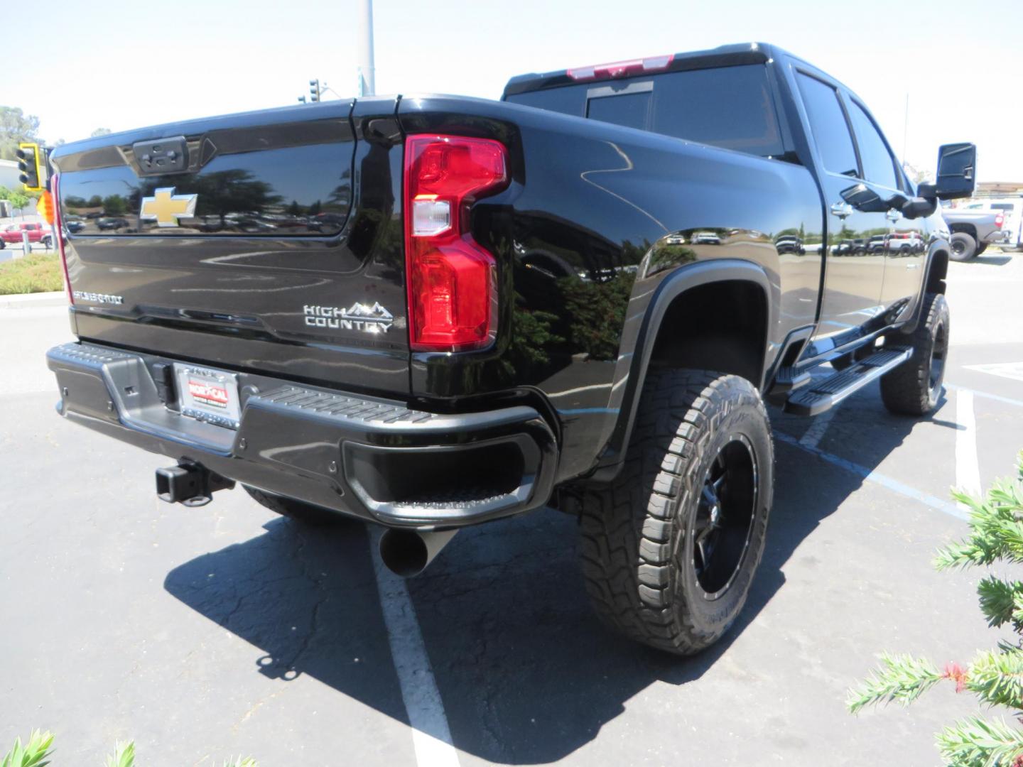 2022 BLACK Chevrolet Silverado 3500HD High Country Crew Cab 4WD (2GC4YVEY4N1) with an 6.6L V8 OHV 32V TURBO DIESEL engine, 6A transmission, located at 2630 Grass Valley Highway, Auburn, CA, 95603, (530) 508-5100, 38.937893, -121.095482 - Photo#8