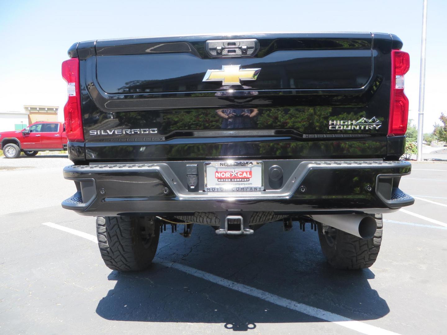 2022 BLACK Chevrolet Silverado 3500HD High Country Crew Cab 4WD (2GC4YVEY4N1) with an 6.6L V8 OHV 32V TURBO DIESEL engine, 6A transmission, located at 2630 Grass Valley Highway, Auburn, CA, 95603, (530) 508-5100, 38.937893, -121.095482 - Photo#10