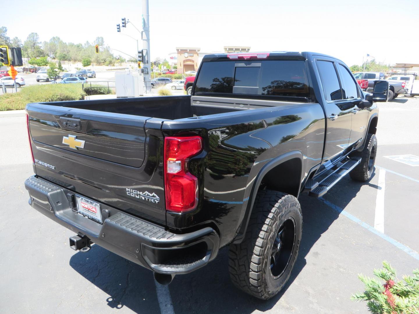 2022 BLACK Chevrolet Silverado 3500HD High Country Crew Cab 4WD (2GC4YVEY4N1) with an 6.6L V8 OHV 32V TURBO DIESEL engine, 6A transmission, located at 2630 Grass Valley Highway, Auburn, CA, 95603, (530) 508-5100, 38.937893, -121.095482 - Photo#9