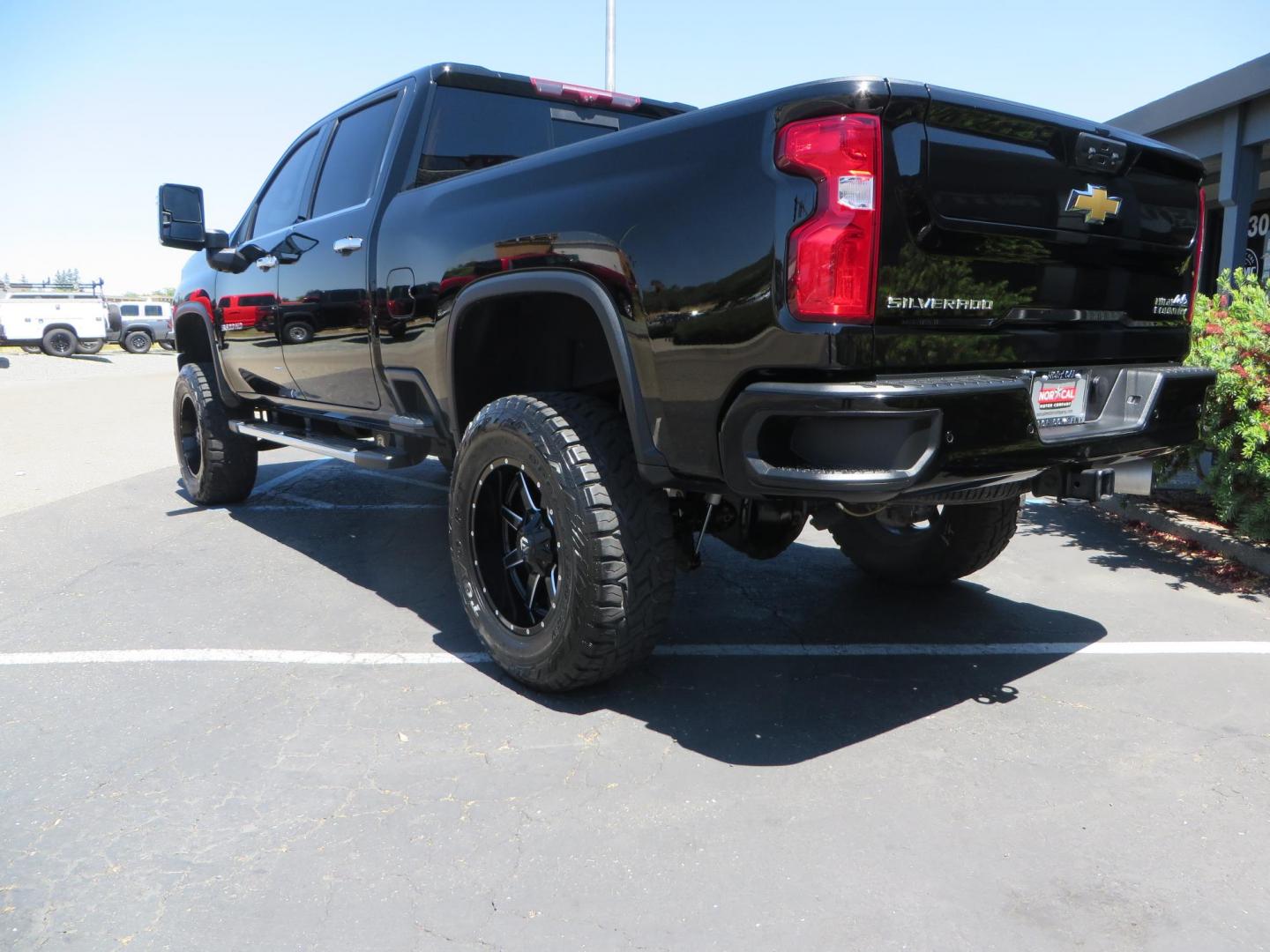 2022 BLACK Chevrolet Silverado 3500HD High Country Crew Cab 4WD (2GC4YVEY4N1) with an 6.6L V8 OHV 32V TURBO DIESEL engine, 6A transmission, located at 2630 Grass Valley Highway, Auburn, CA, 95603, (530) 508-5100, 38.937893, -121.095482 - Photo#12