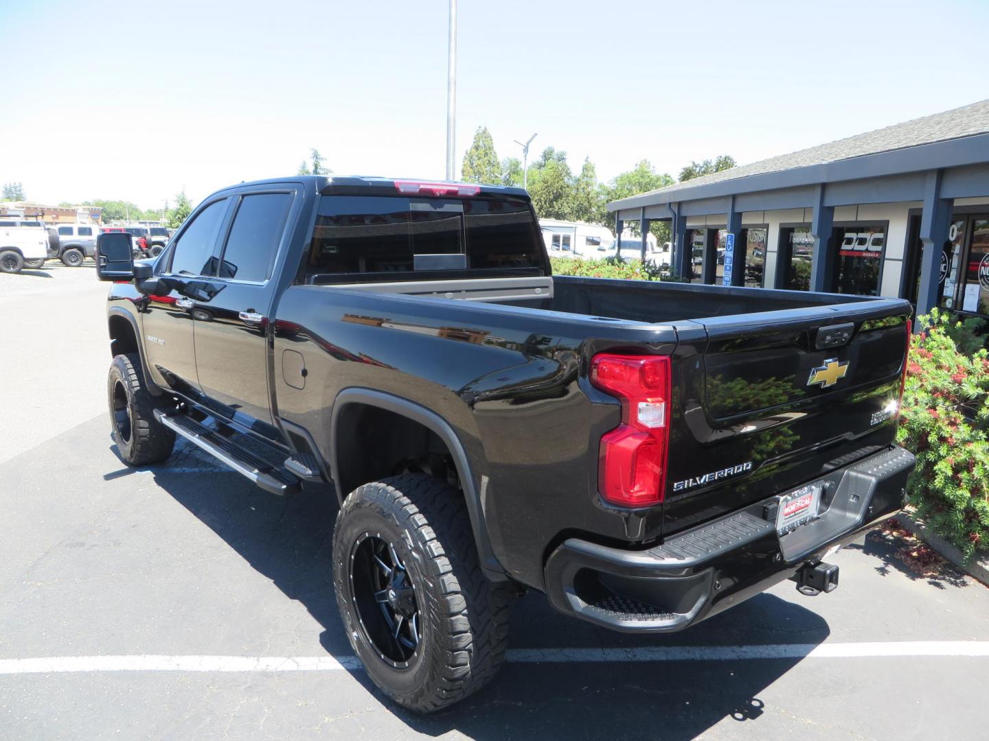 2022 BLACK Chevrolet Silverado 3500HD High Country Crew Cab 4WD (2GC4YVEY4N1) with an 6.6L V8 OHV 32V TURBO DIESEL engine, 6A transmission, located at 2630 Grass Valley Highway, Auburn, CA, 95603, (530) 508-5100, 38.937893, -121.095482 - Photo#13