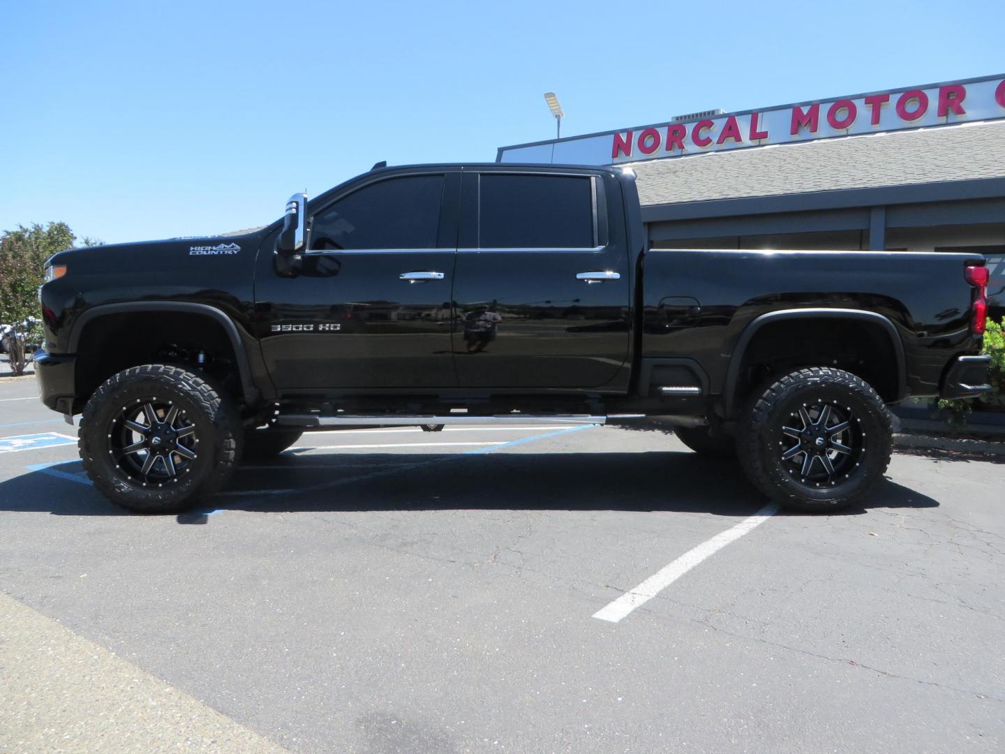 2022 BLACK Chevrolet Silverado 3500HD High Country Crew Cab 4WD (2GC4YVEY4N1) with an 6.6L V8 OHV 32V TURBO DIESEL engine, 6A transmission, located at 2630 Grass Valley Highway, Auburn, CA, 95603, (530) 508-5100, 38.937893, -121.095482 - Photo#14