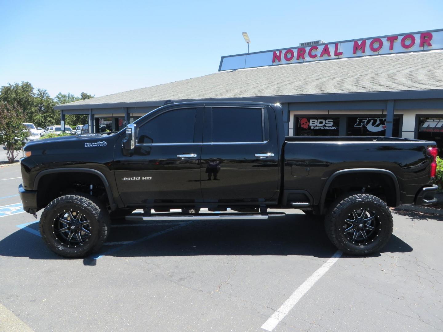 2022 BLACK Chevrolet Silverado 3500HD High Country Crew Cab 4WD (2GC4YVEY4N1) with an 6.6L V8 OHV 32V TURBO DIESEL engine, 6A transmission, located at 2630 Grass Valley Highway, Auburn, CA, 95603, (530) 508-5100, 38.937893, -121.095482 - Photo#15