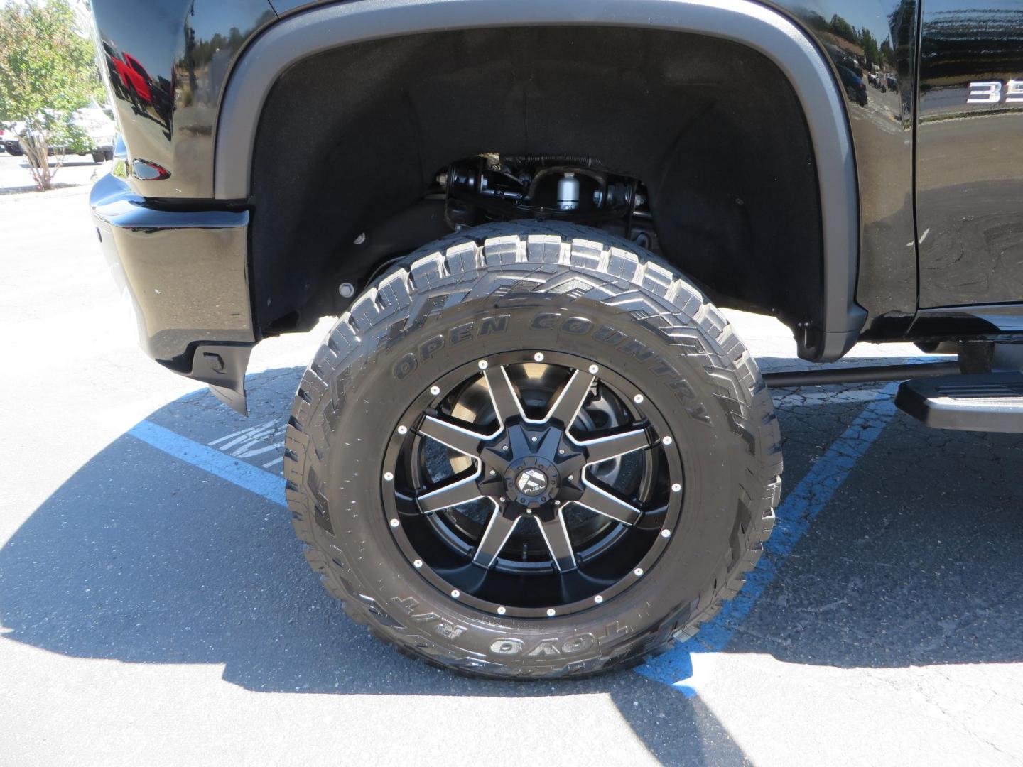 2022 BLACK Chevrolet Silverado 3500HD High Country Crew Cab 4WD (2GC4YVEY4N1) with an 6.6L V8 OHV 32V TURBO DIESEL engine, 6A transmission, located at 2630 Grass Valley Highway, Auburn, CA, 95603, (530) 508-5100, 38.937893, -121.095482 - Photo#16
