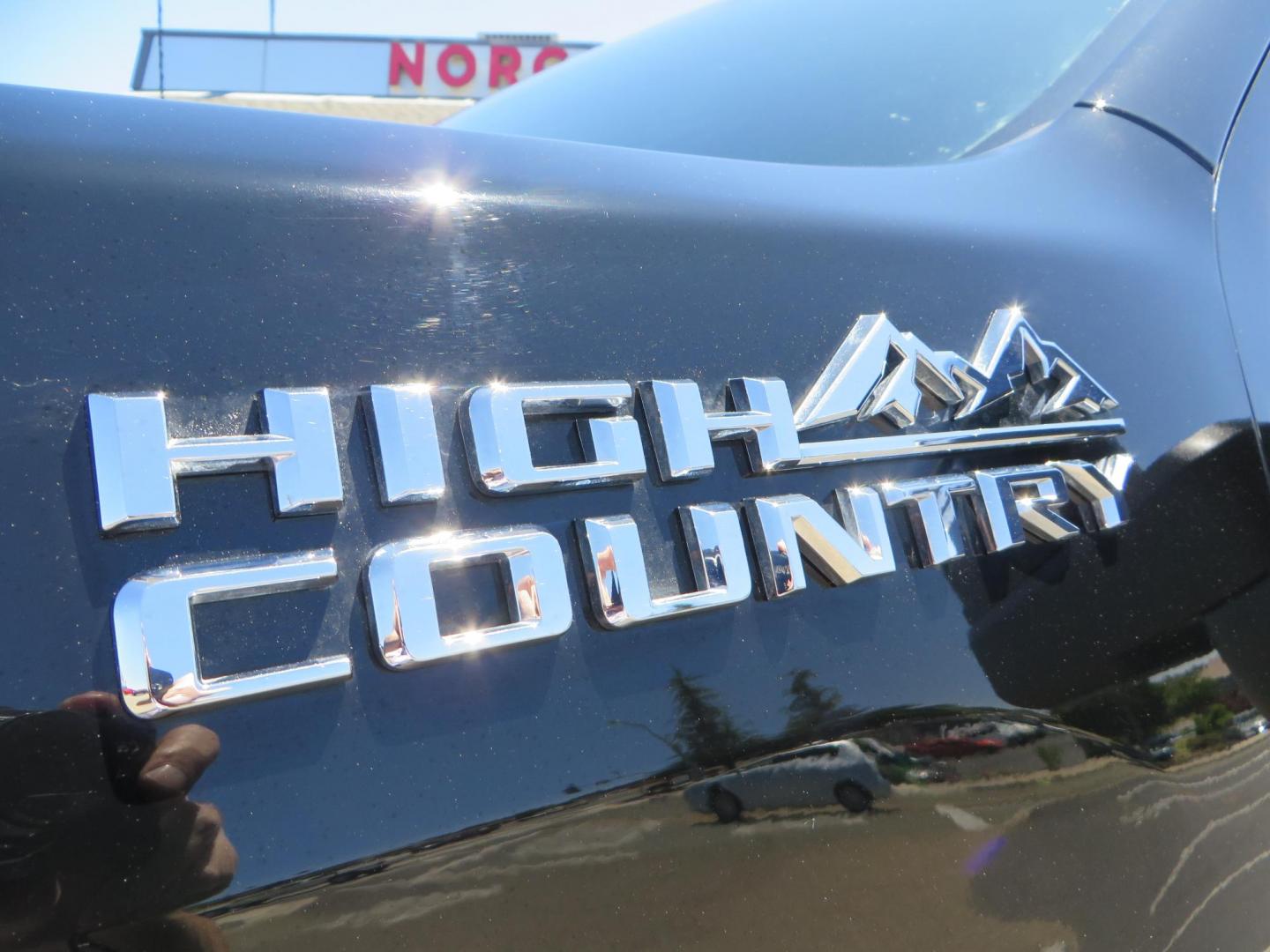 2022 BLACK Chevrolet Silverado 3500HD High Country Crew Cab 4WD (2GC4YVEY4N1) with an 6.6L V8 OHV 32V TURBO DIESEL engine, 6A transmission, located at 2630 Grass Valley Highway, Auburn, CA, 95603, (530) 508-5100, 38.937893, -121.095482 - Photo#19