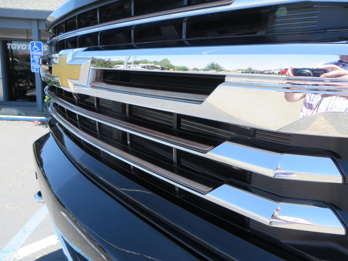 2022 BLACK Chevrolet Silverado 3500HD High Country Crew Cab 4WD (2GC4YVEY4N1) with an 6.6L V8 OHV 32V TURBO DIESEL engine, 6A transmission, located at 2630 Grass Valley Highway, Auburn, CA, 95603, (530) 508-5100, 38.937893, -121.095482 - Photo#22