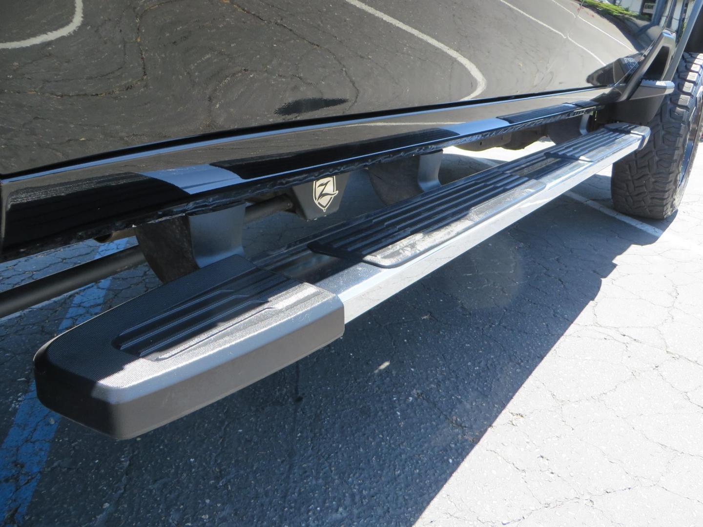 2022 BLACK Chevrolet Silverado 3500HD High Country Crew Cab 4WD (2GC4YVEY4N1) with an 6.6L V8 OHV 32V TURBO DIESEL engine, 6A transmission, located at 2630 Grass Valley Highway, Auburn, CA, 95603, (530) 508-5100, 38.937893, -121.095482 - Photo#23