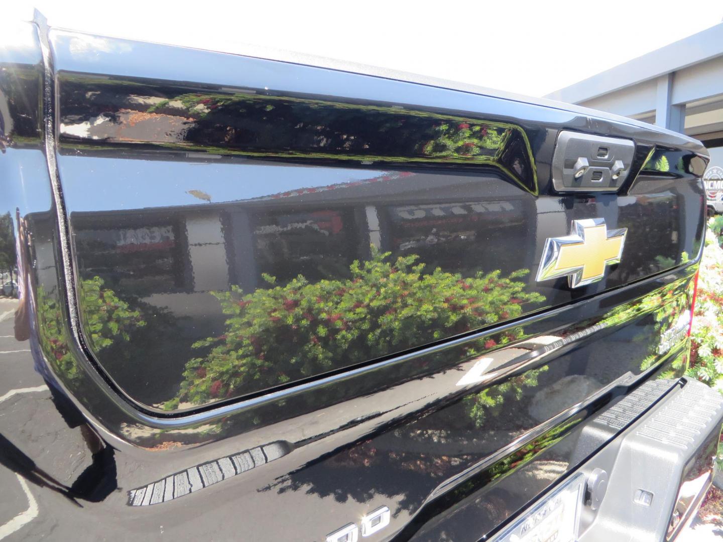 2022 BLACK Chevrolet Silverado 3500HD High Country Crew Cab 4WD (2GC4YVEY4N1) with an 6.6L V8 OHV 32V TURBO DIESEL engine, 6A transmission, located at 2630 Grass Valley Highway, Auburn, CA, 95603, (530) 508-5100, 38.937893, -121.095482 - Photo#26