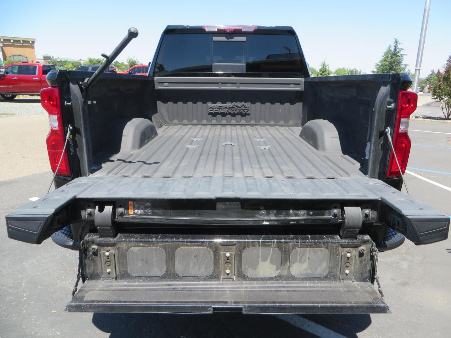2022 BLACK Chevrolet Silverado 3500HD High Country Crew Cab 4WD (2GC4YVEY4N1) with an 6.6L V8 OHV 32V TURBO DIESEL engine, 6A transmission, located at 2630 Grass Valley Highway, Auburn, CA, 95603, (530) 508-5100, 38.937893, -121.095482 - Photo#28