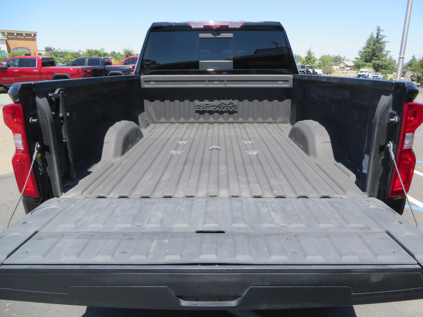 2022 BLACK Chevrolet Silverado 3500HD High Country Crew Cab 4WD (2GC4YVEY4N1) with an 6.6L V8 OHV 32V TURBO DIESEL engine, 6A transmission, located at 2630 Grass Valley Highway, Auburn, CA, 95603, (530) 508-5100, 38.937893, -121.095482 - Photo#27
