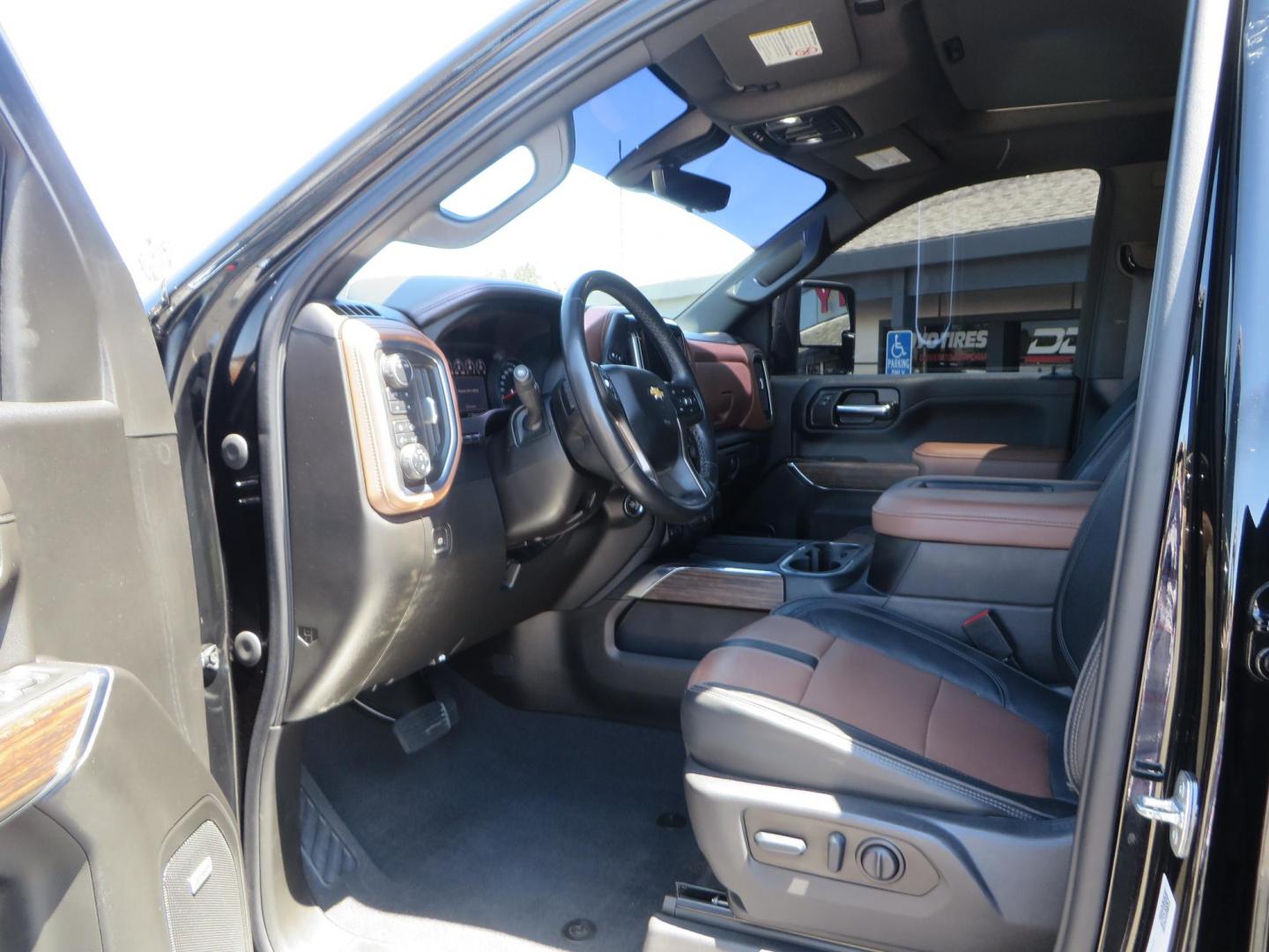 2022 BLACK Chevrolet Silverado 3500HD High Country Crew Cab 4WD (2GC4YVEY4N1) with an 6.6L V8 OHV 32V TURBO DIESEL engine, 6A transmission, located at 2630 Grass Valley Highway, Auburn, CA, 95603, (530) 508-5100, 38.937893, -121.095482 - Photo#34