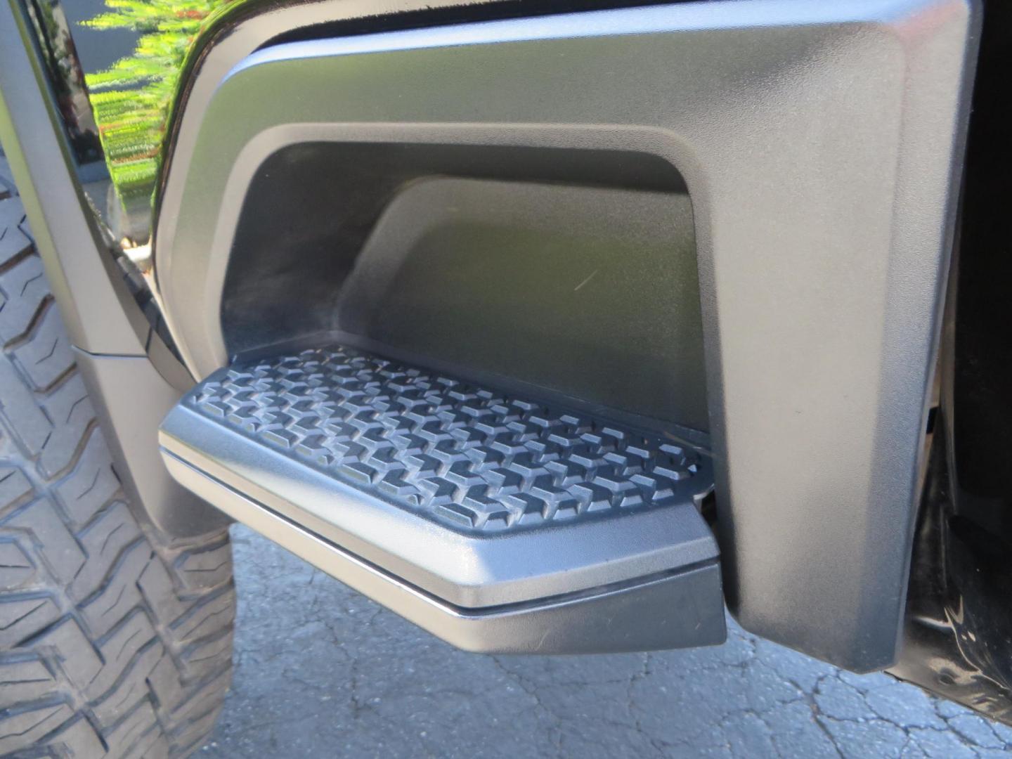 2022 BLACK Chevrolet Silverado 3500HD High Country Crew Cab 4WD (2GC4YVEY4N1) with an 6.6L V8 OHV 32V TURBO DIESEL engine, 6A transmission, located at 2630 Grass Valley Highway, Auburn, CA, 95603, (530) 508-5100, 38.937893, -121.095482 - Photo#33