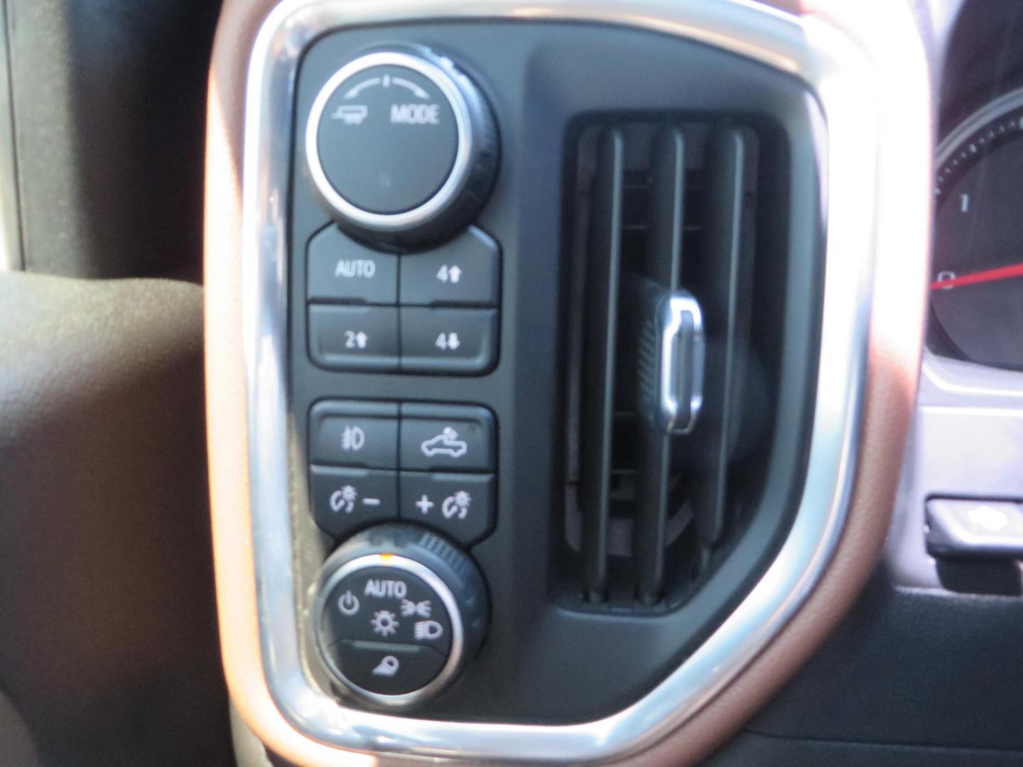 2022 BLACK Chevrolet Silverado 3500HD High Country Crew Cab 4WD (2GC4YVEY4N1) with an 6.6L V8 OHV 32V TURBO DIESEL engine, 6A transmission, located at 2630 Grass Valley Highway, Auburn, CA, 95603, (530) 508-5100, 38.937893, -121.095482 - Photo#40