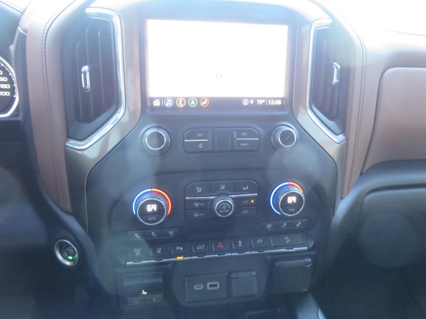 2022 BLACK Chevrolet Silverado 3500HD High Country Crew Cab 4WD (2GC4YVEY4N1) with an 6.6L V8 OHV 32V TURBO DIESEL engine, 6A transmission, located at 2630 Grass Valley Highway, Auburn, CA, 95603, (530) 508-5100, 38.937893, -121.095482 - Photo#41