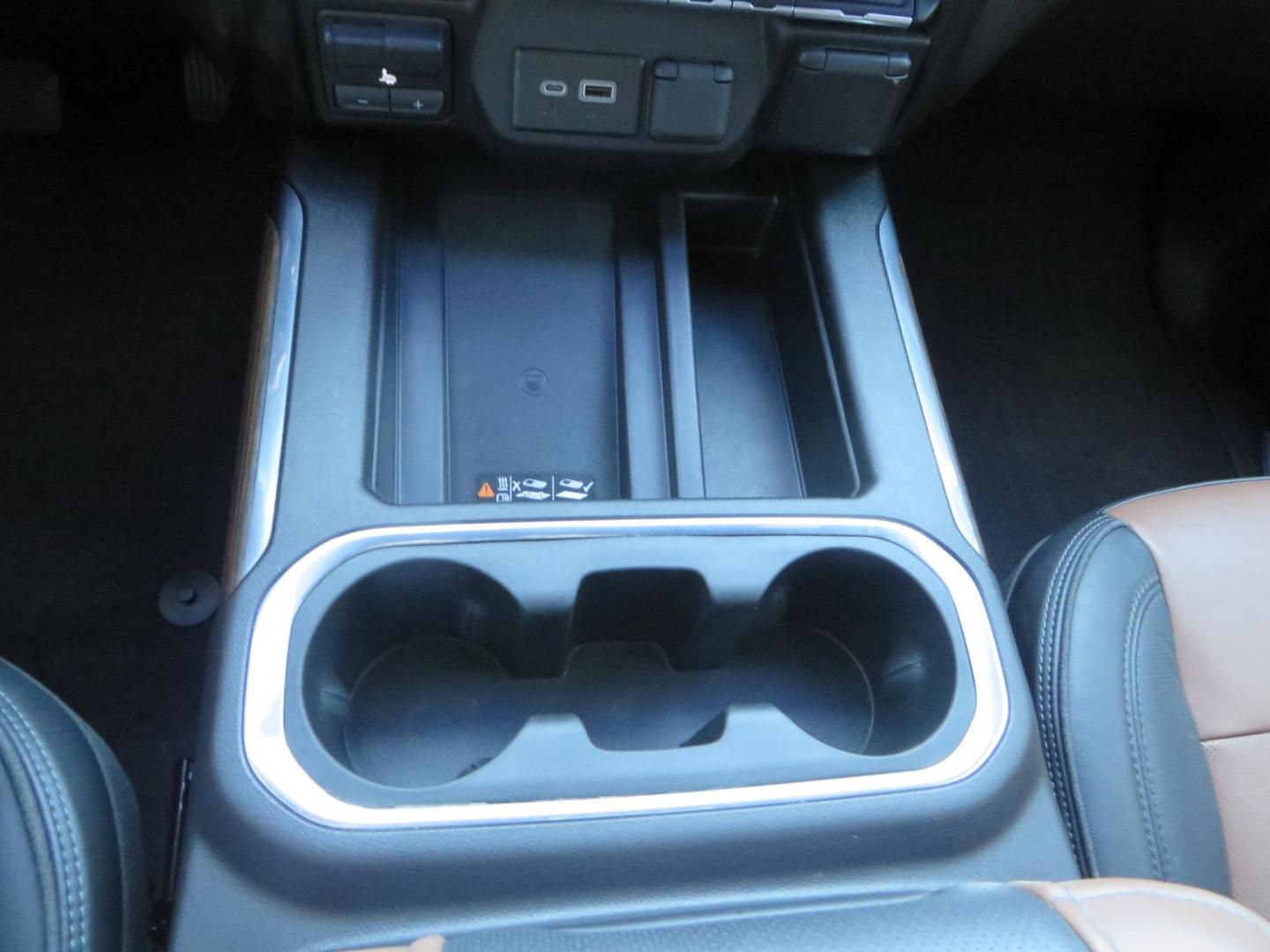 2022 BLACK Chevrolet Silverado 3500HD High Country Crew Cab 4WD (2GC4YVEY4N1) with an 6.6L V8 OHV 32V TURBO DIESEL engine, 6A transmission, located at 2630 Grass Valley Highway, Auburn, CA, 95603, (530) 508-5100, 38.937893, -121.095482 - Photo#46