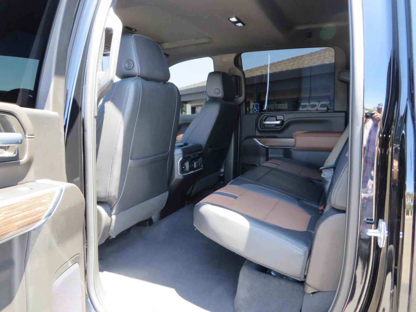 2022 BLACK Chevrolet Silverado 3500HD High Country Crew Cab 4WD (2GC4YVEY4N1) with an 6.6L V8 OHV 32V TURBO DIESEL engine, 6A transmission, located at 2630 Grass Valley Highway, Auburn, CA, 95603, (530) 508-5100, 38.937893, -121.095482 - Photo#48