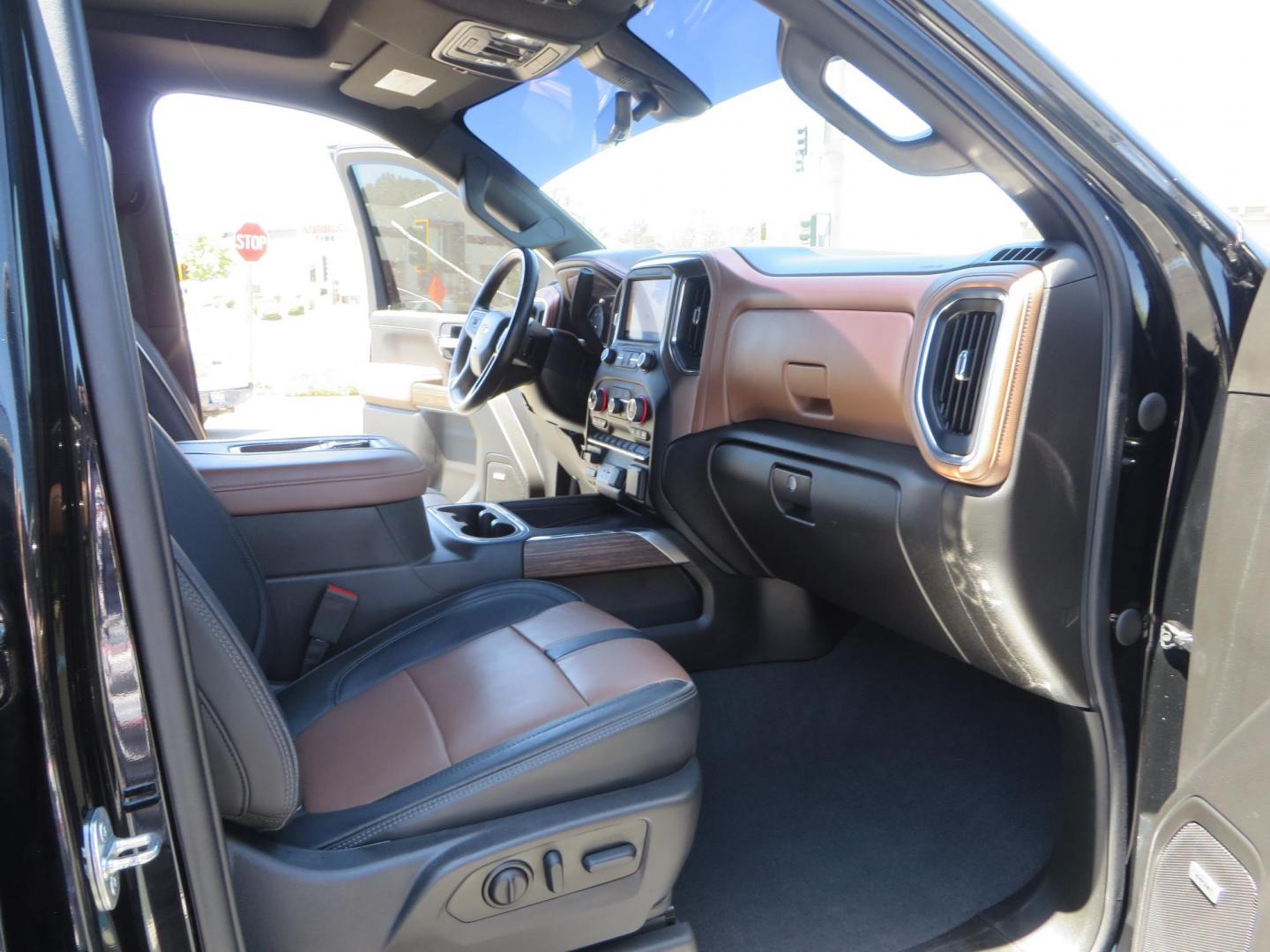 2022 BLACK Chevrolet Silverado 3500HD High Country Crew Cab 4WD (2GC4YVEY4N1) with an 6.6L V8 OHV 32V TURBO DIESEL engine, 6A transmission, located at 2630 Grass Valley Highway, Auburn, CA, 95603, (530) 508-5100, 38.937893, -121.095482 - Photo#55