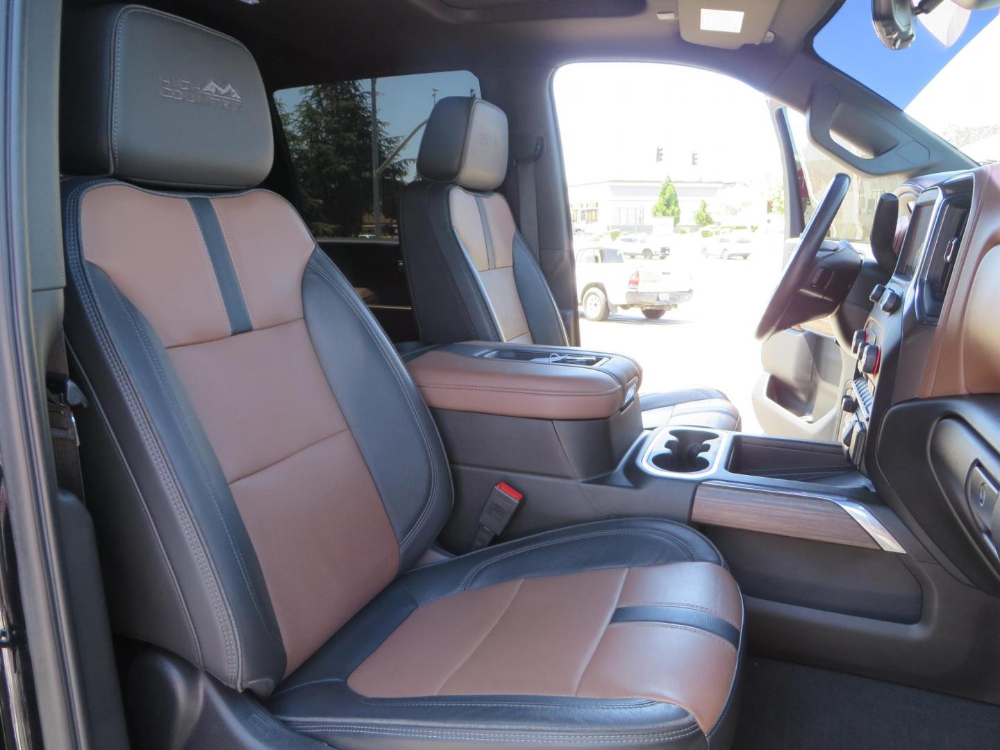 2022 BLACK Chevrolet Silverado 3500HD High Country Crew Cab 4WD (2GC4YVEY4N1) with an 6.6L V8 OHV 32V TURBO DIESEL engine, 6A transmission, located at 2630 Grass Valley Highway, Auburn, CA, 95603, (530) 508-5100, 38.937893, -121.095482 - Photo#57
