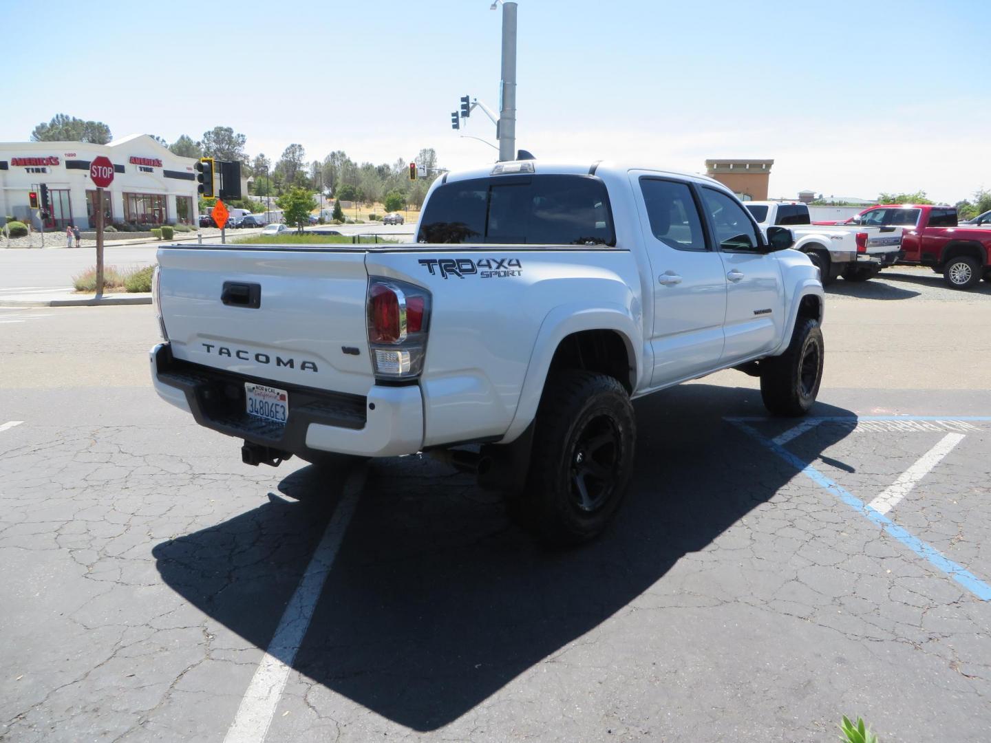 2021 White Toyota Tacoma SR5 Double Cab V6 6AT 4WD (3TYCZ5AN8MT) with an 3.5L V6 DOHC 24V engine, 6A transmission, located at 2630 Grass Valley Highway, Auburn, CA, 95603, (530) 508-5100, 38.937893, -121.095482 - Leveled Tacoma sitting on 18" Fuel wheels, Toyo RT tires, Bakflip bed cover, and window tint. - Photo#4