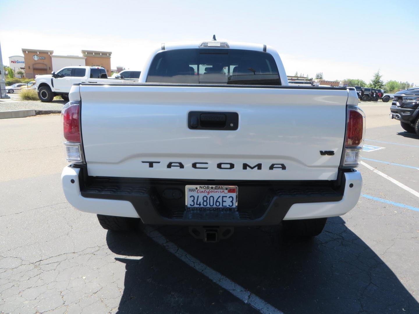 2021 White Toyota Tacoma SR5 Double Cab V6 6AT 4WD (3TYCZ5AN8MT) with an 3.5L V6 DOHC 24V engine, 6A transmission, located at 2630 Grass Valley Highway, Auburn, CA, 95603, (530) 508-5100, 38.937893, -121.095482 - Leveled Tacoma sitting on 18" Fuel wheels, Toyo RT tires, Bakflip bed cover, and window tint. - Photo#5