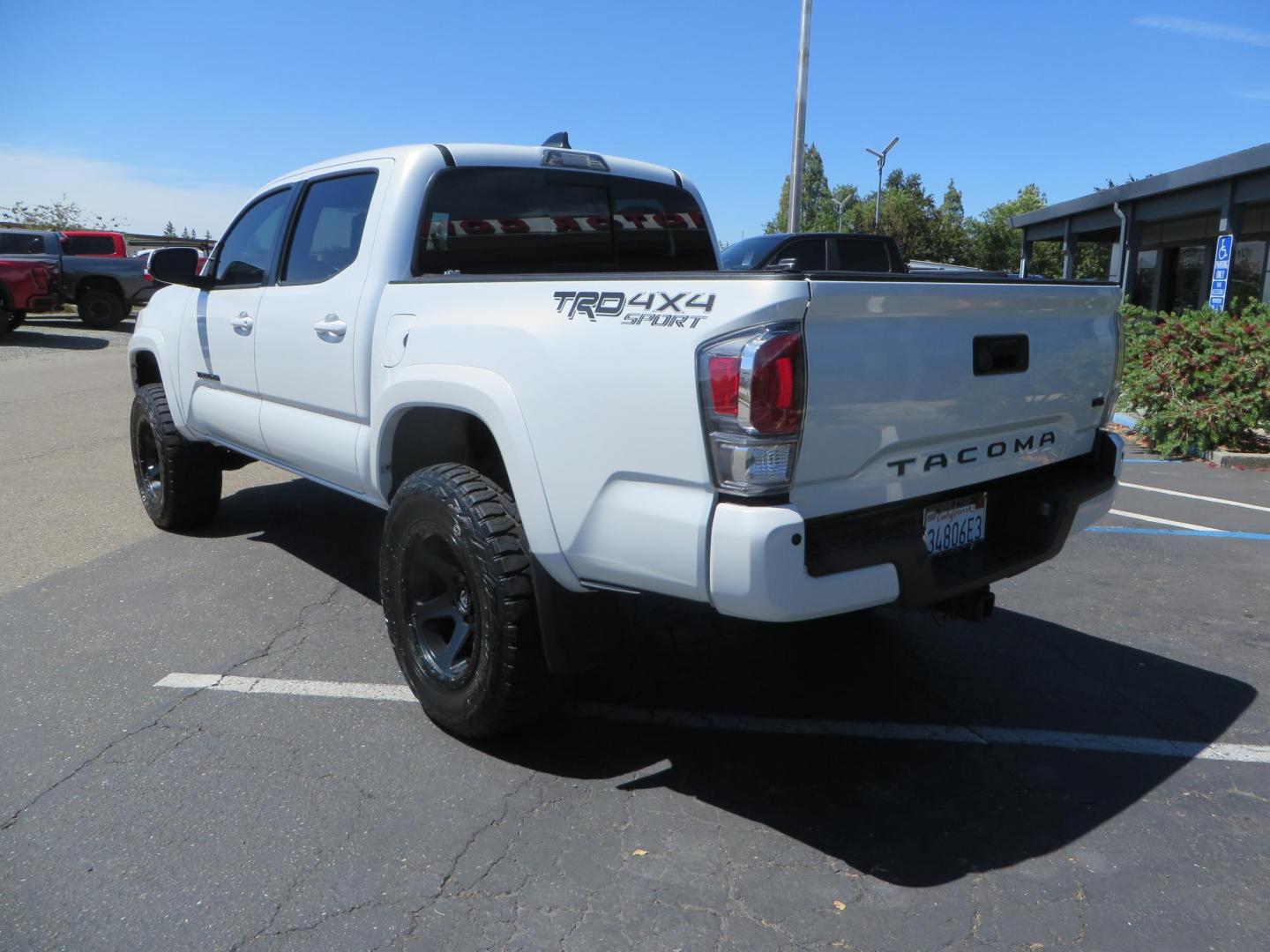 2021 White Toyota Tacoma SR5 Double Cab V6 6AT 4WD (3TYCZ5AN8MT) with an 3.5L V6 DOHC 24V engine, 6A transmission, located at 2630 Grass Valley Highway, Auburn, CA, 95603, (530) 508-5100, 38.937893, -121.095482 - Leveled Tacoma sitting on 18" Fuel wheels, Toyo RT tires, Bakflip bed cover, and window tint. - Photo#6