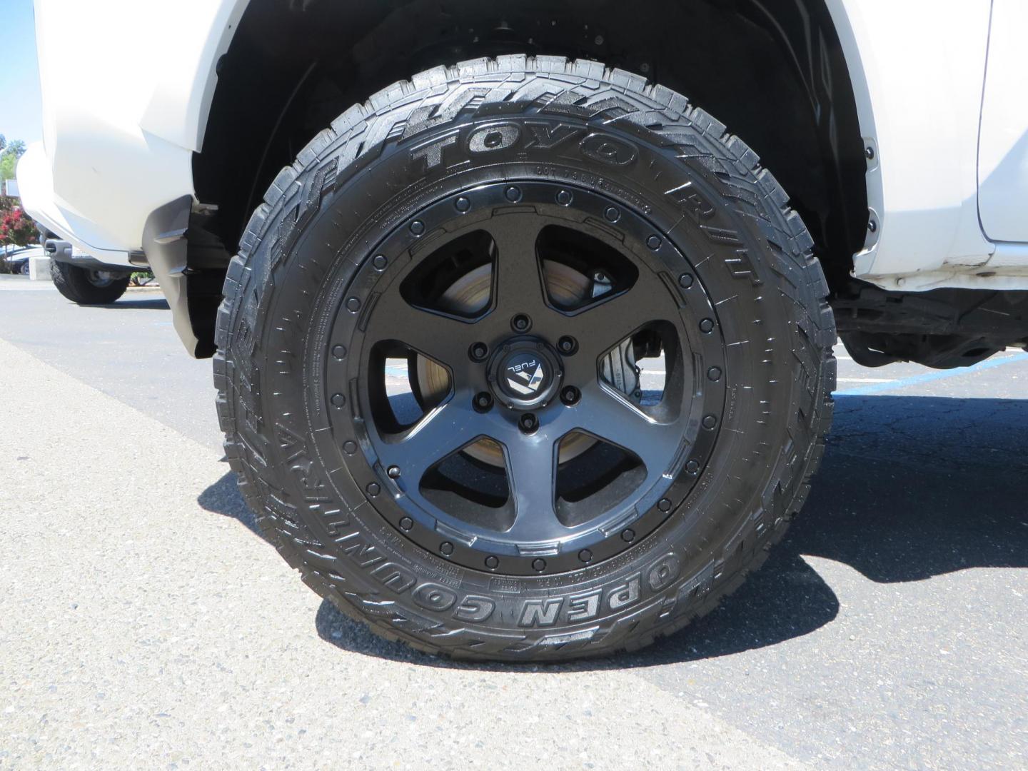 2021 White Toyota Tacoma SR5 Double Cab V6 6AT 4WD (3TYCZ5AN8MT) with an 3.5L V6 DOHC 24V engine, 6A transmission, located at 2630 Grass Valley Highway, Auburn, CA, 95603, (530) 508-5100, 38.937893, -121.095482 - Leveled Tacoma sitting on 18" Fuel wheels, Toyo RT tires, Bakflip bed cover, and window tint. - Photo#8