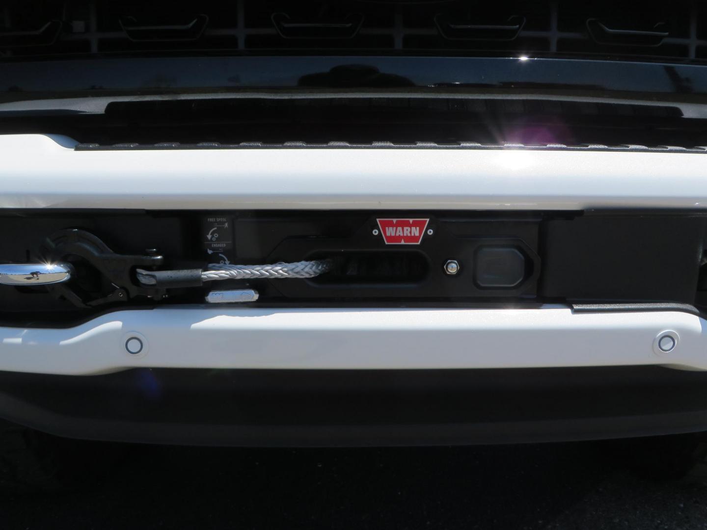 2024 White Ford F-250 SD Platinum Crew Cab 4WD (1FT8W2BM0RE) with an 6.7L V8 OHV 16V DIESEL engine, 6A transmission, located at 2630 Grass Valley Highway, Auburn, CA, 95603, (530) 508-5100, 38.937893, -121.095482 - Our Shop truck is ready for a new home. We installed a Carli 3.5" E-Venture suspension system, Torsion Sway Bar, Full Progressive Spring pack, Leaf Spring Shackles, Adjustable Radius Arms, High & Low Mount Steering Stabilizers, Long Travel Air Bags, Logiq HD2 Air compressor, Logiq Air Tank with chuc - Photo#19