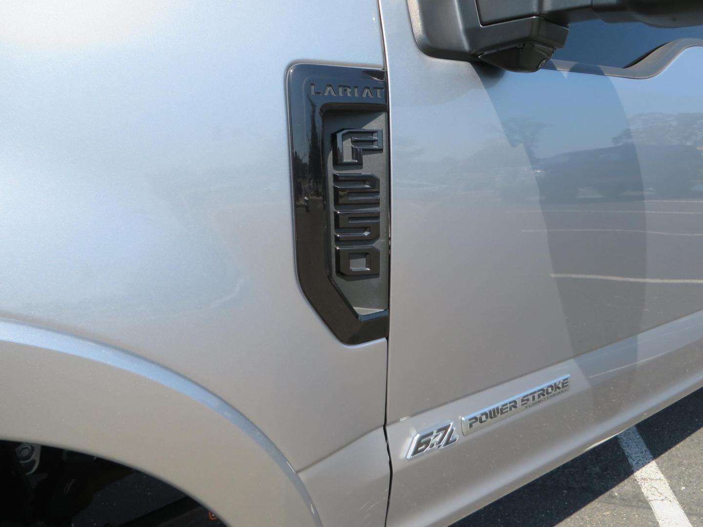 2022 SILVER /BLACK Ford F-250 SD Lariat Crew Cab 4WD (1FT8W2BT6NE) with an 6.7L V8 OHV 16V DIESEL engine, 6A transmission, located at 2630 Grass Valley Highway, Auburn, CA, 95603, (530) 508-5100, 38.937893, -121.095482 - Dont miss this F-250 sitting on a Carli Back Country suspension system, Fox remote reservoir shocks, Radius arms, Deaver rear springs, Torsion sway bar, upper and lower stabilizers, 37" Toyo RT Trail tires, 17" Innov8 G500 wheels, Baja Designs Fog light kit, Diamondback bedcover, Bed Molle panels, - Photo#16